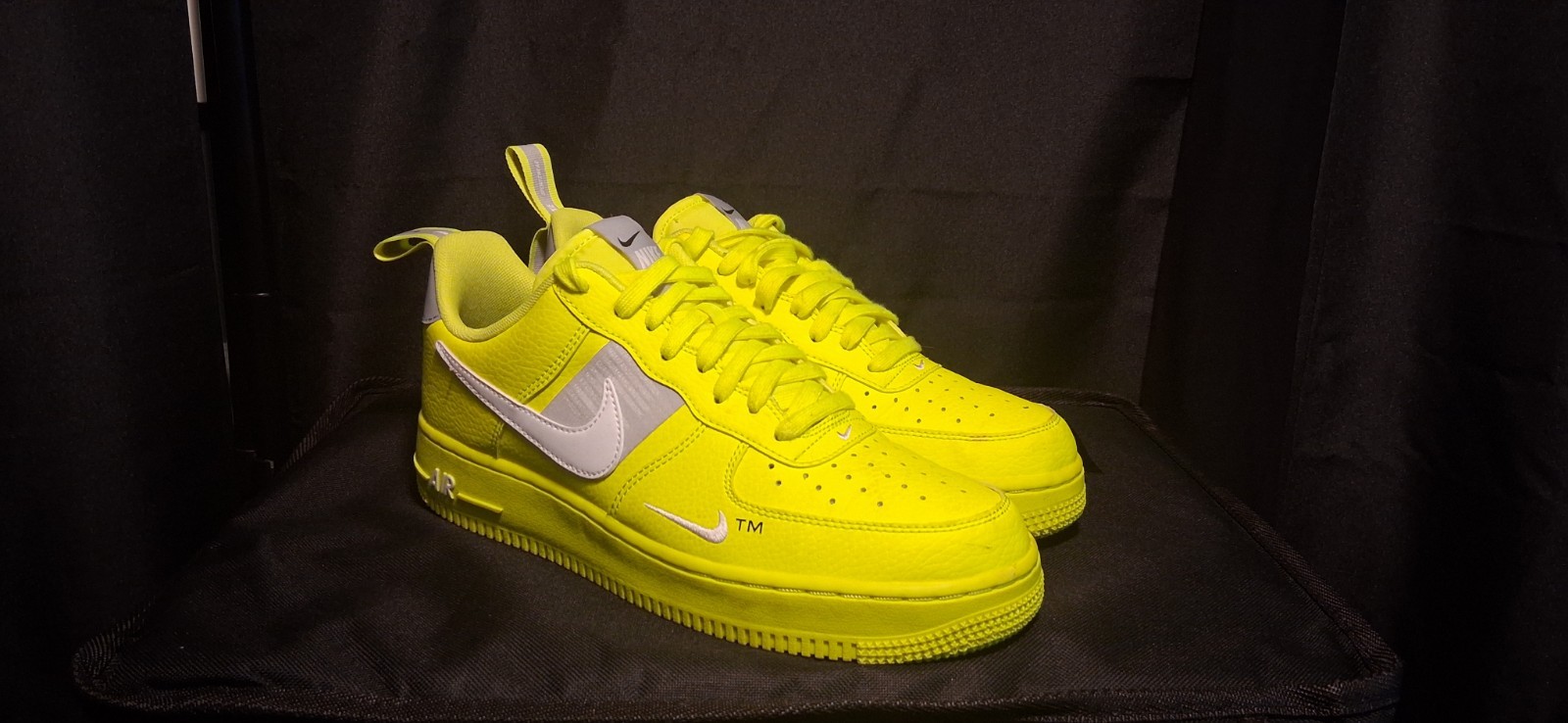 Nike Air Force 1 ’07 LV8 Utility “Volt” (AJ7747-700) Men’s Size 7.5 – Rare 2018