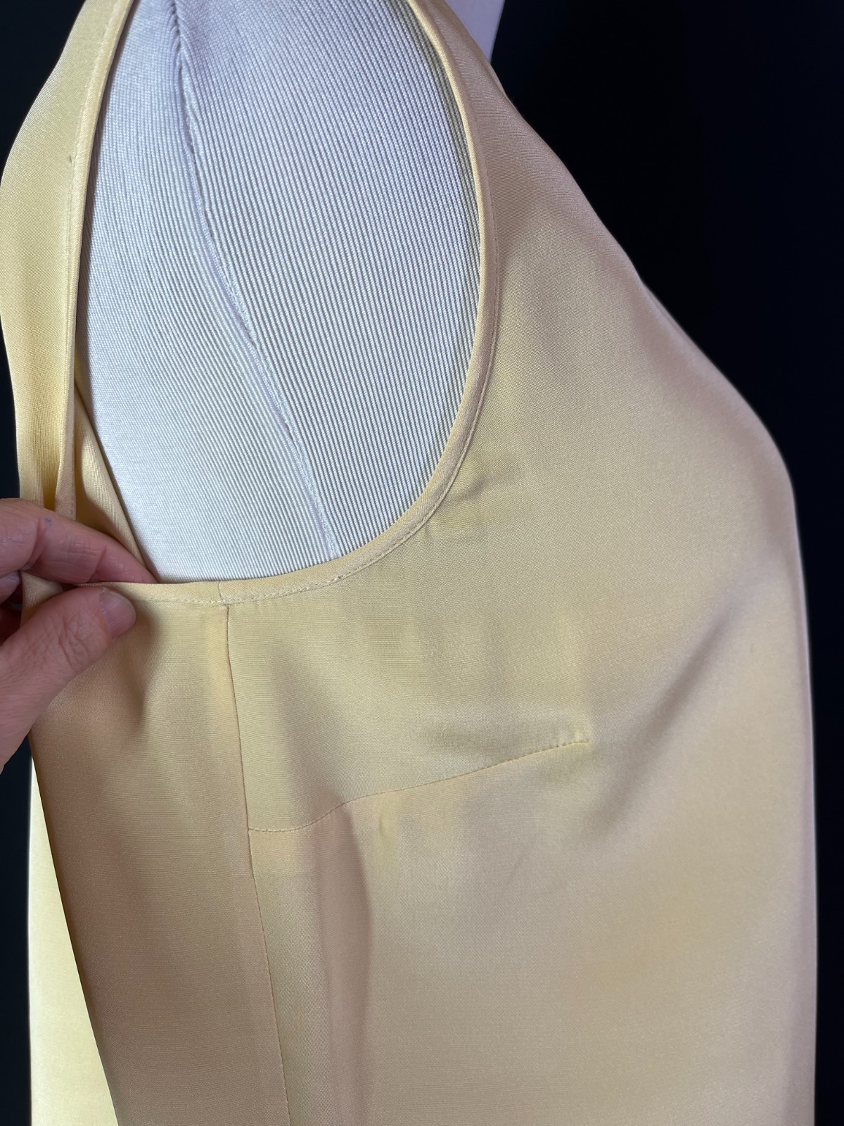 St. John Size 10 Creamy Yellow Silk Sleeveless Shell Top Tank