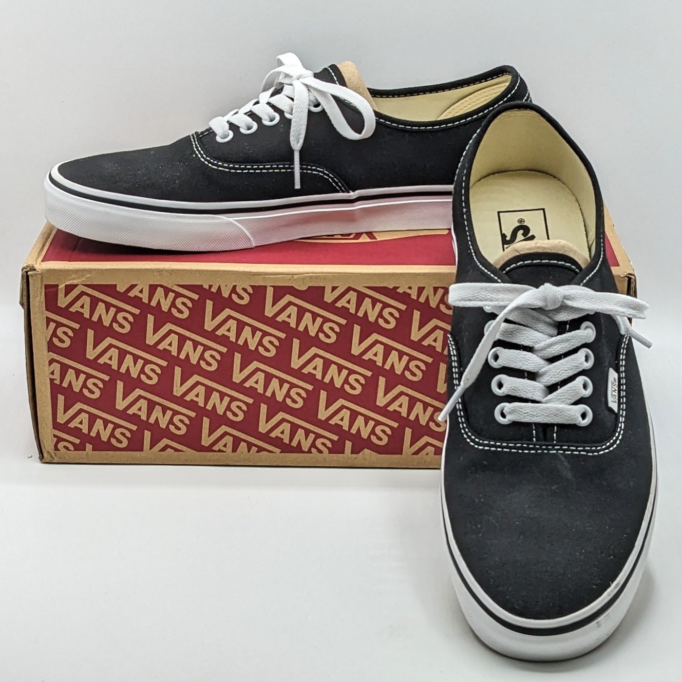 VANS “Authentic” Men’s Classic Icon Black Canvas Upper w/ Rubber Sole Shoes NEW