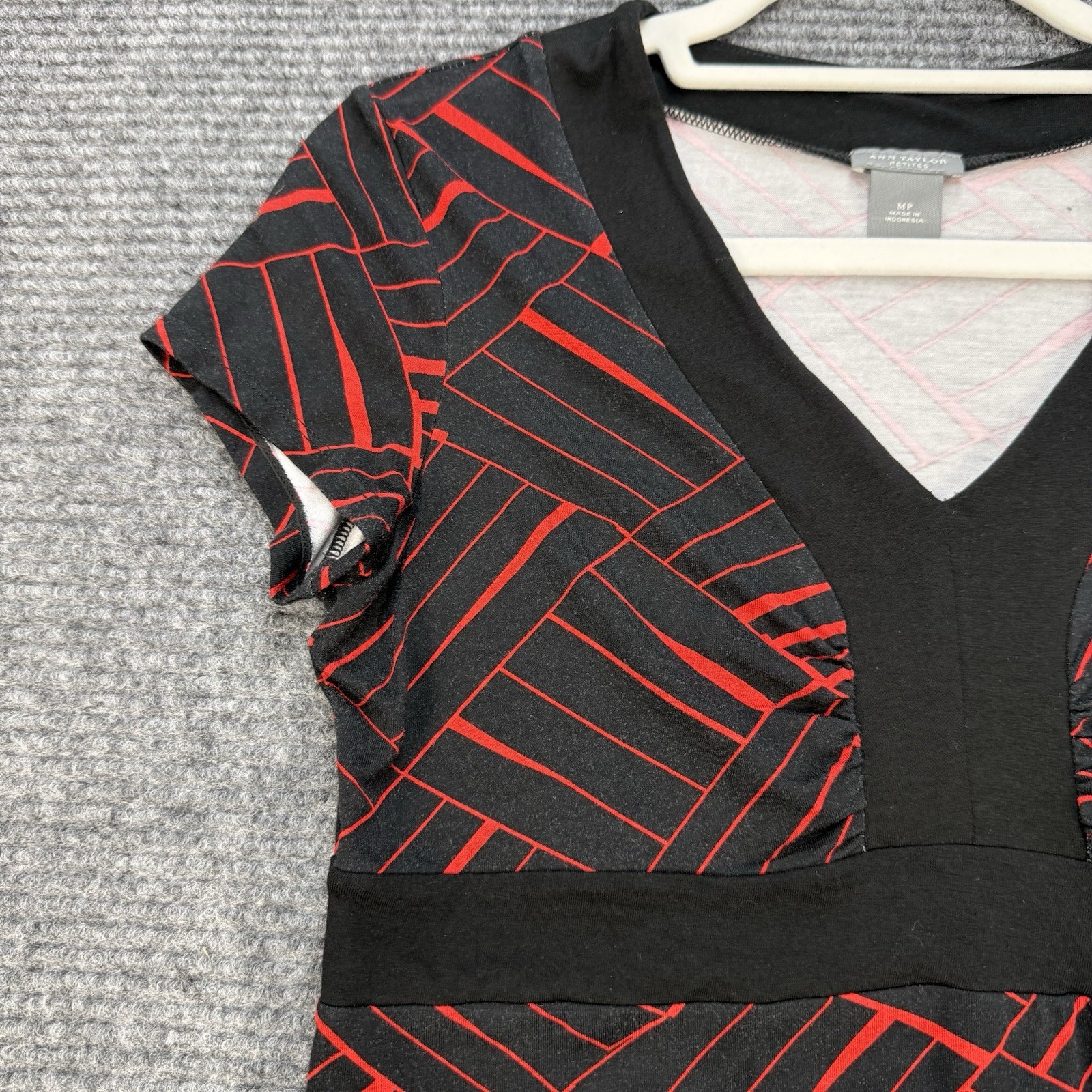Ann Taylor Petite Medium V Neck Top Black Red Print Short Sleeve Stretch