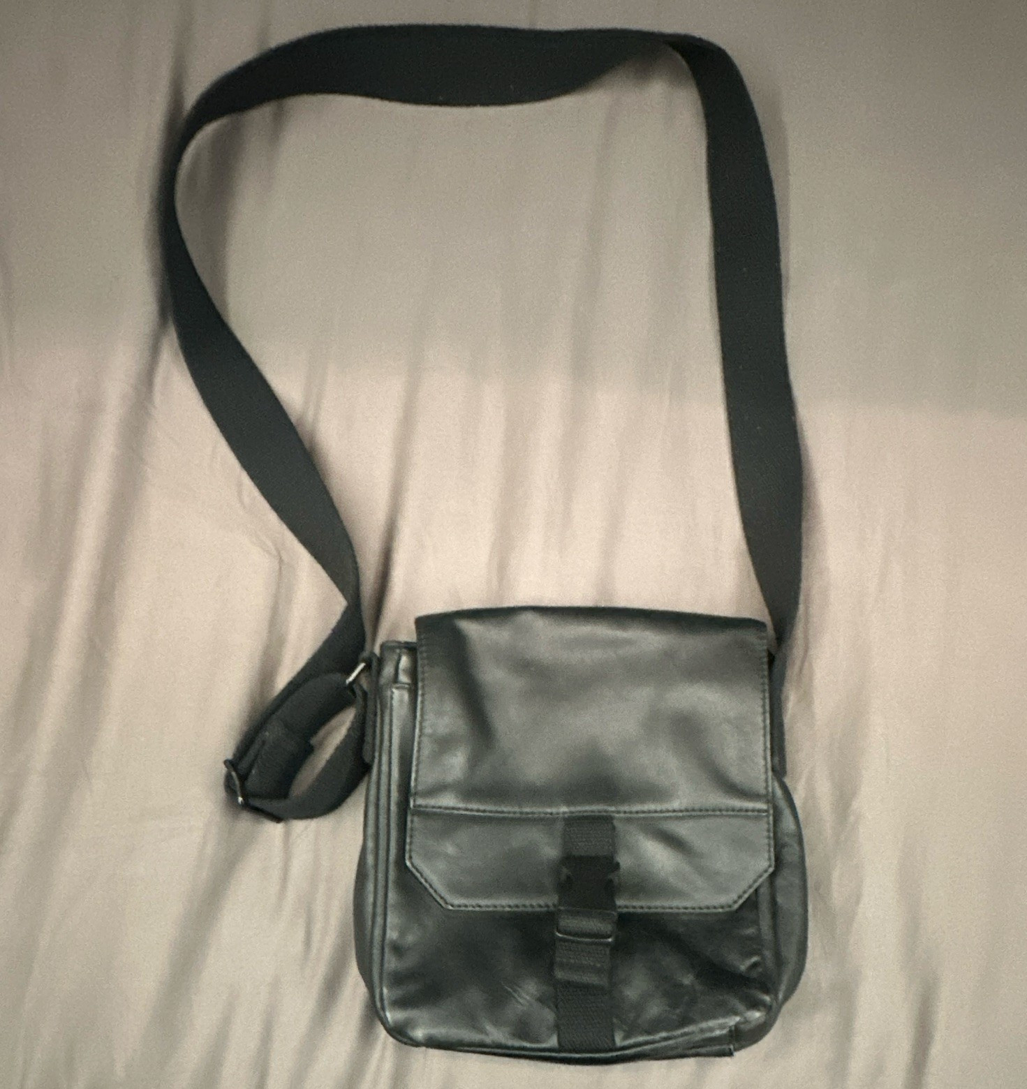 Fossil Men’s Black Small Crossbody Bag Buckle Closure Adjustable Strap