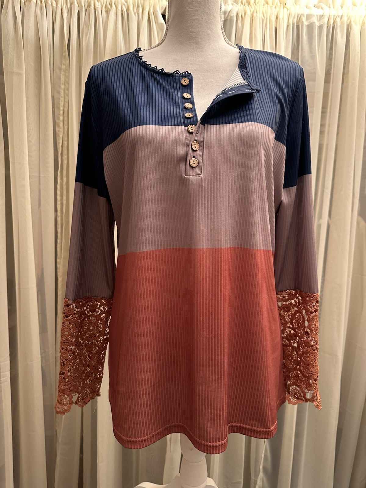 NWOT Multi-colored 1/2 Laced Sleeves, Laced Collar, Front Buttons, Sz L, Unique