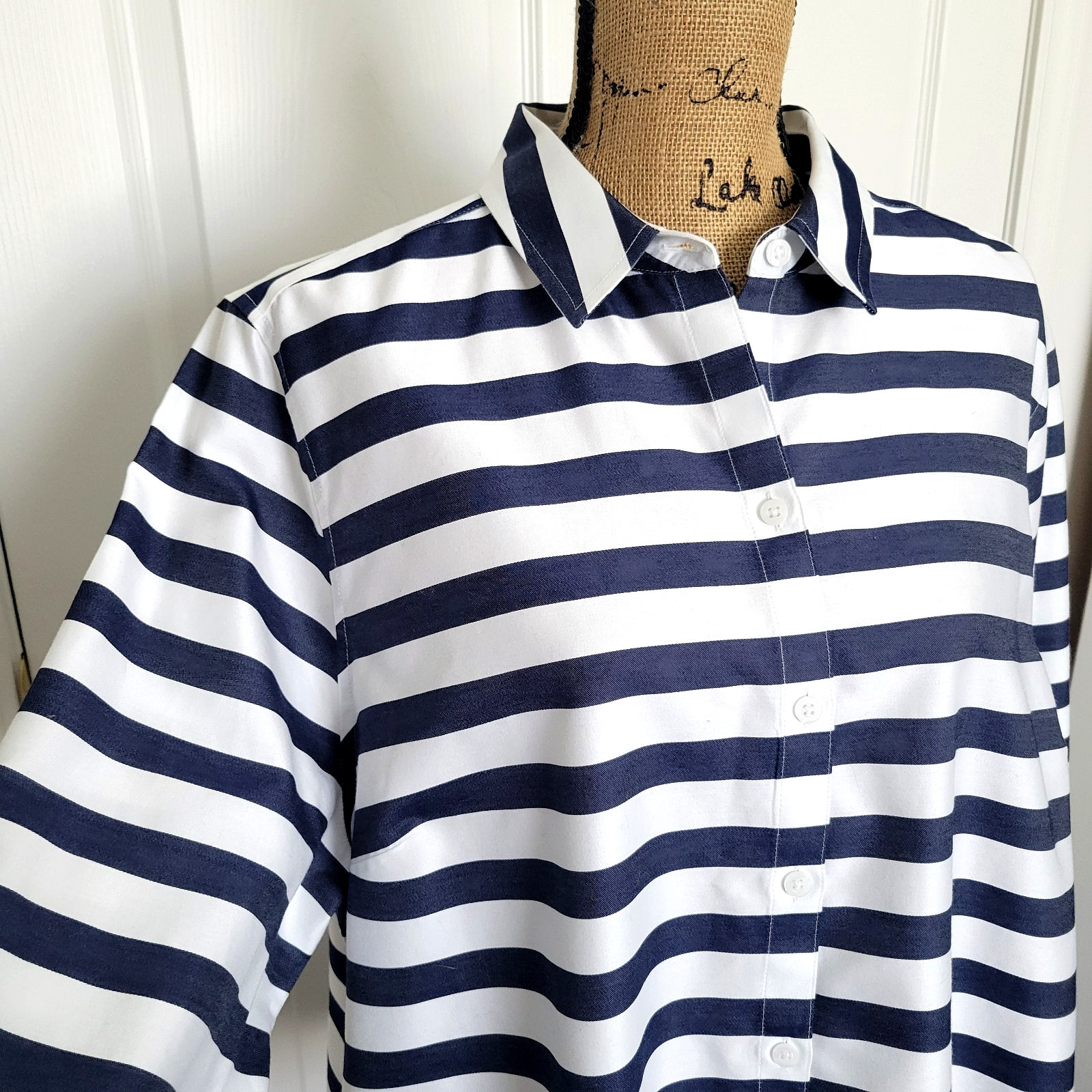 Chicos Shirt Womens 3.5 US XL 18 White Blue No Iron Stripe Pleated Stitch Back