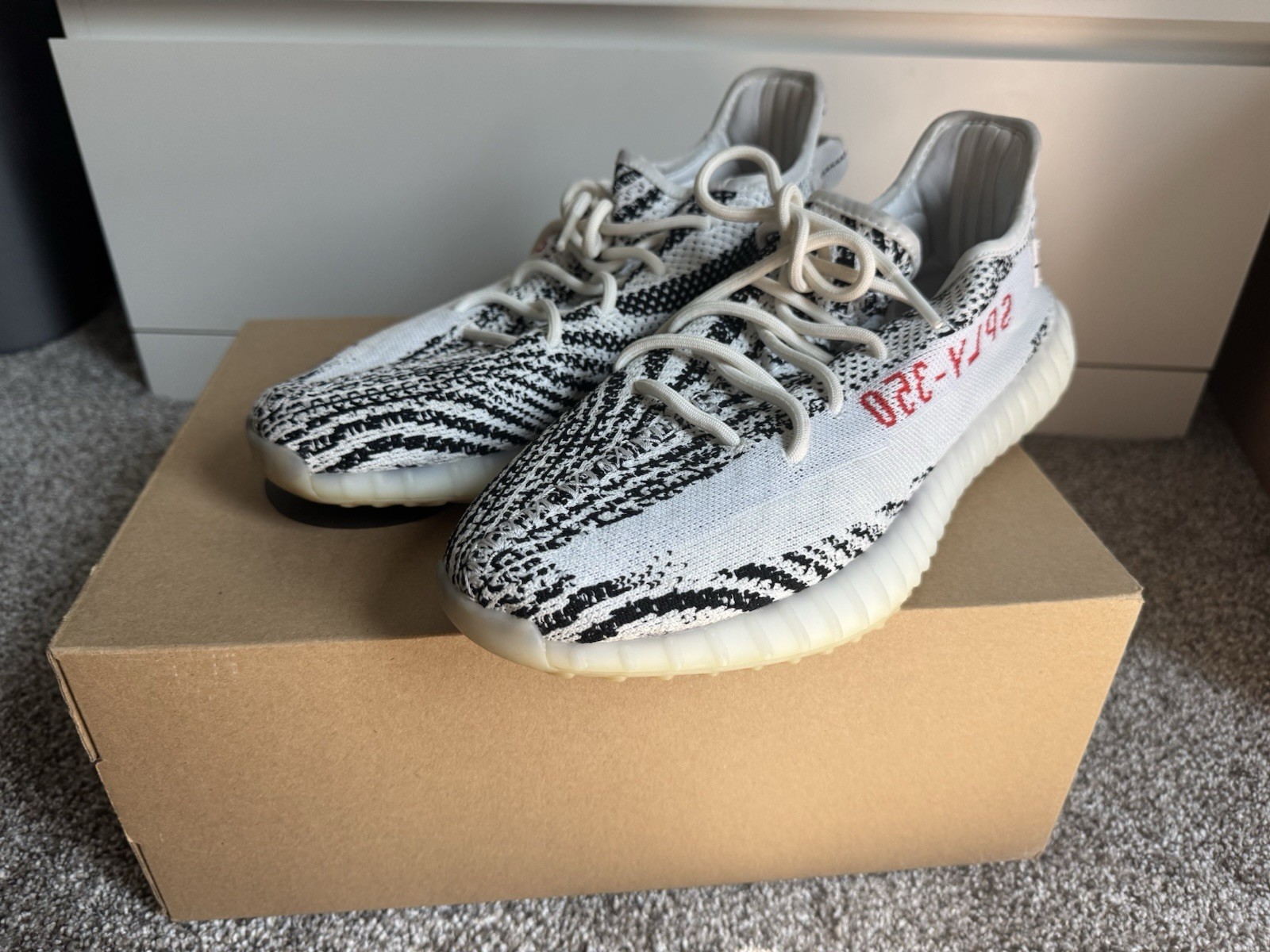 adidas Yeezy Boost 350 V2 Zebra Men’s Size 11.5 White/Core Black/Red