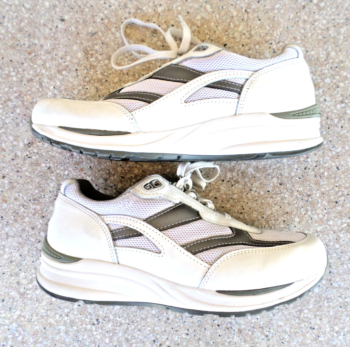 SAS Journey White and Gray Leather and Mesh Athletic Shoes. Men’s 10.5 Wide