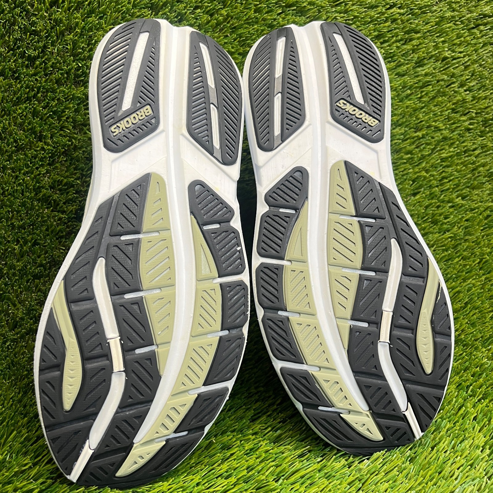 Brooks Ghost Max 3 Mens Size 12.5 White Black Athletic Running Shoes Sneakers