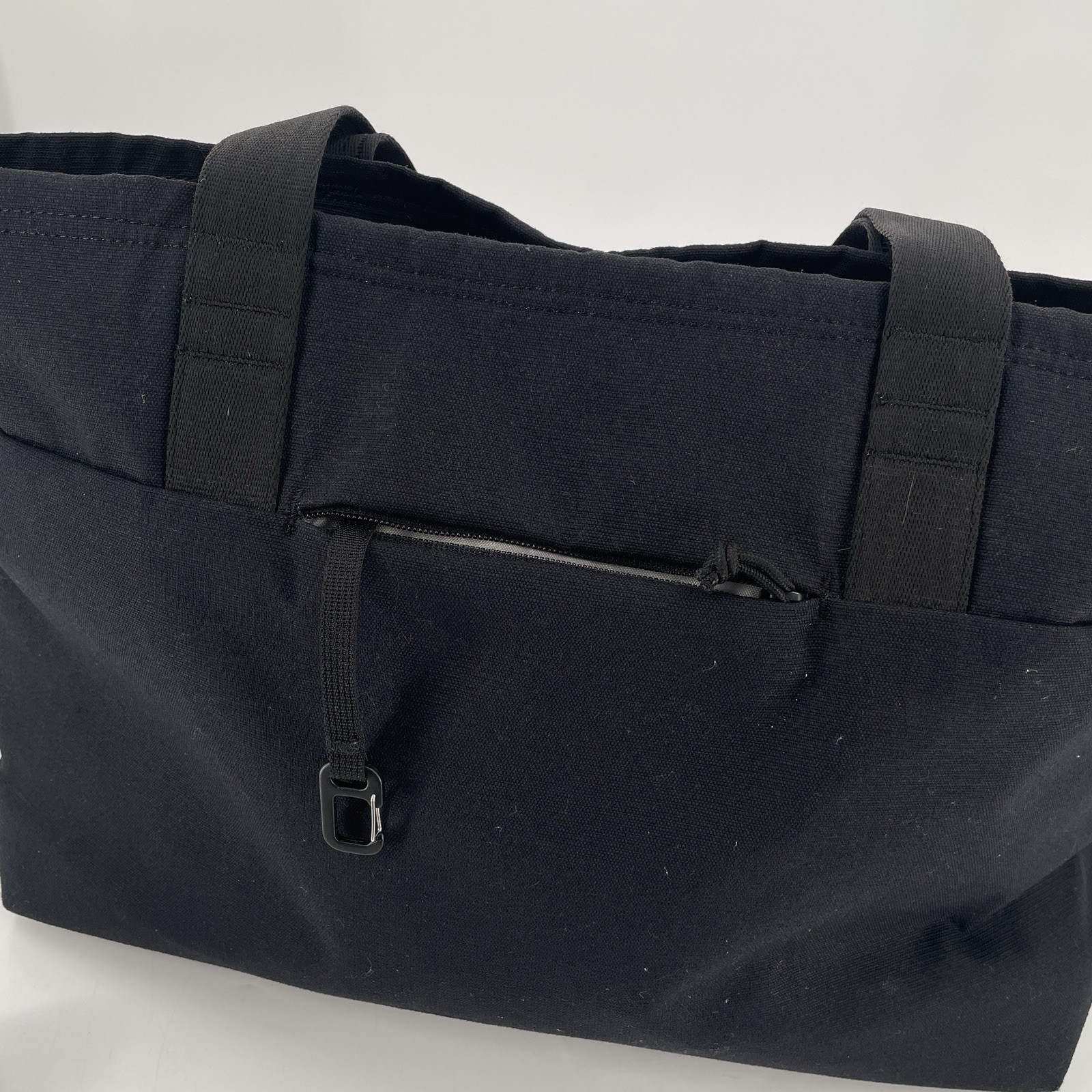 Moment Travelwear M-TW Tote Bag 19L in Black – Nylon – Zip Top Closure