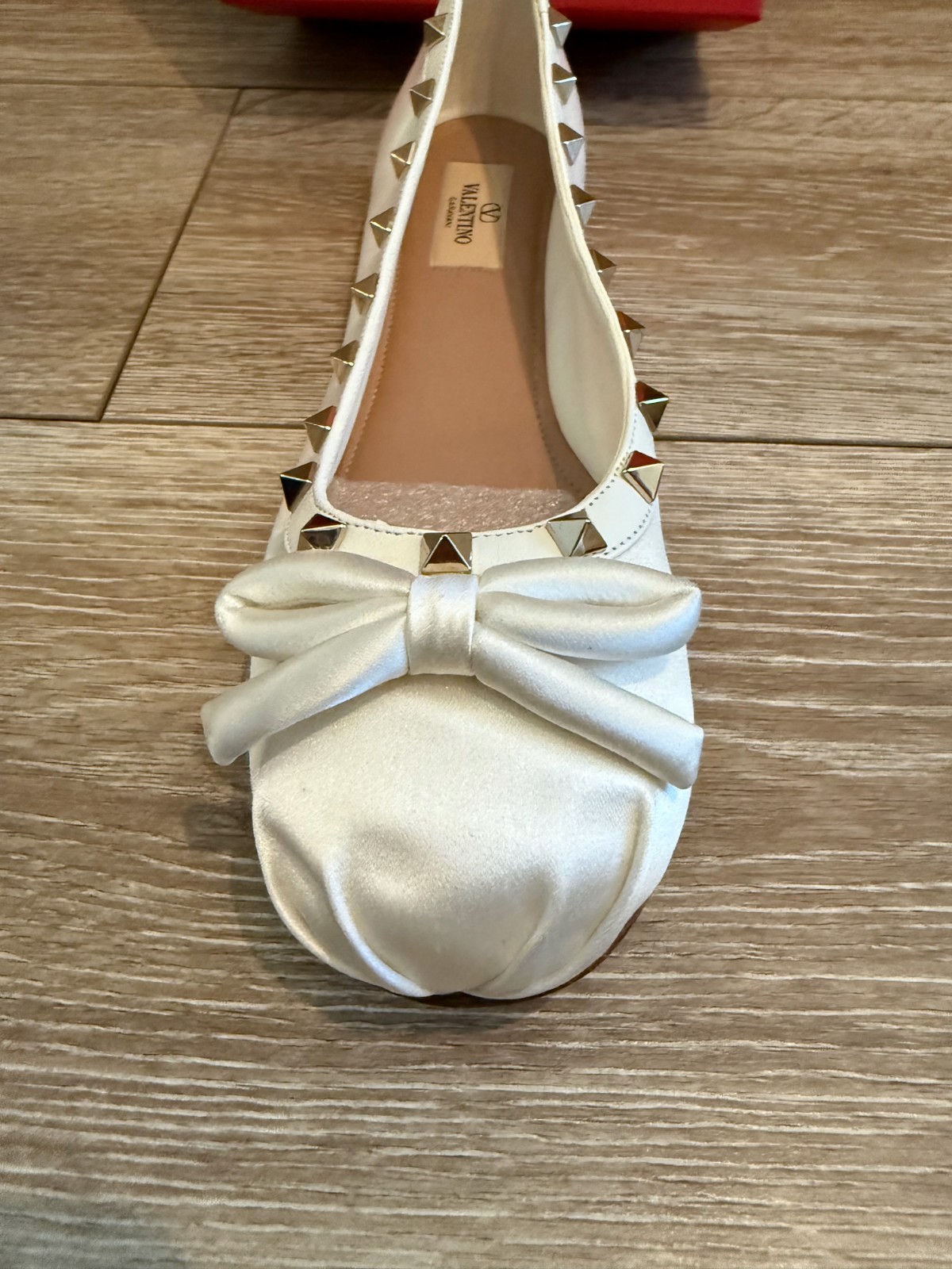 NWT Valentino Garavani Rockstud Bow Ballet Flats Ivory Satin EU 40
