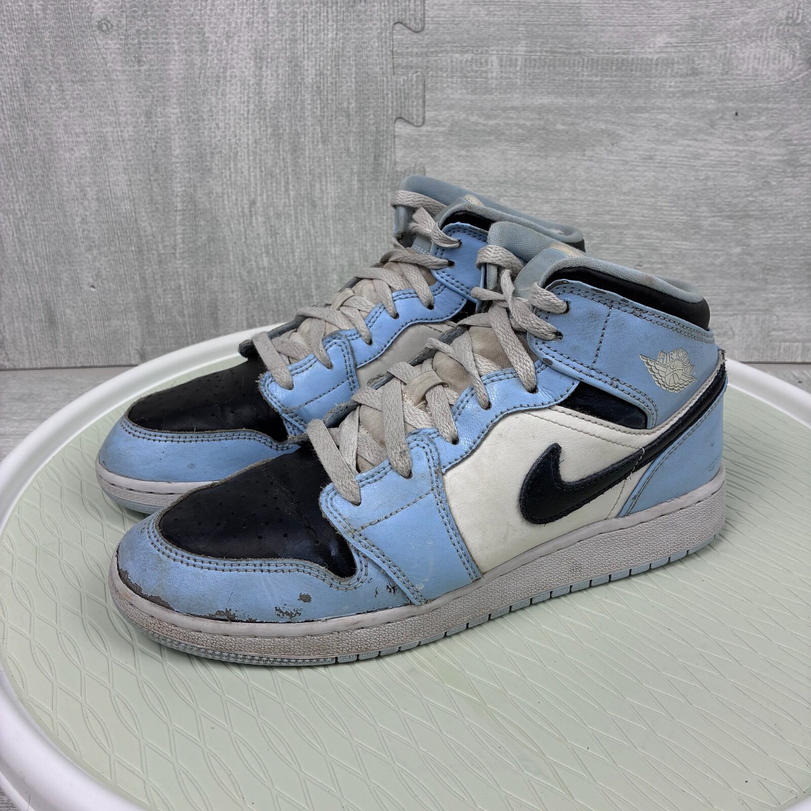 Nike Air Jordan 1 Mid Ice Blue Black White UNC Size 7Y 555112-401