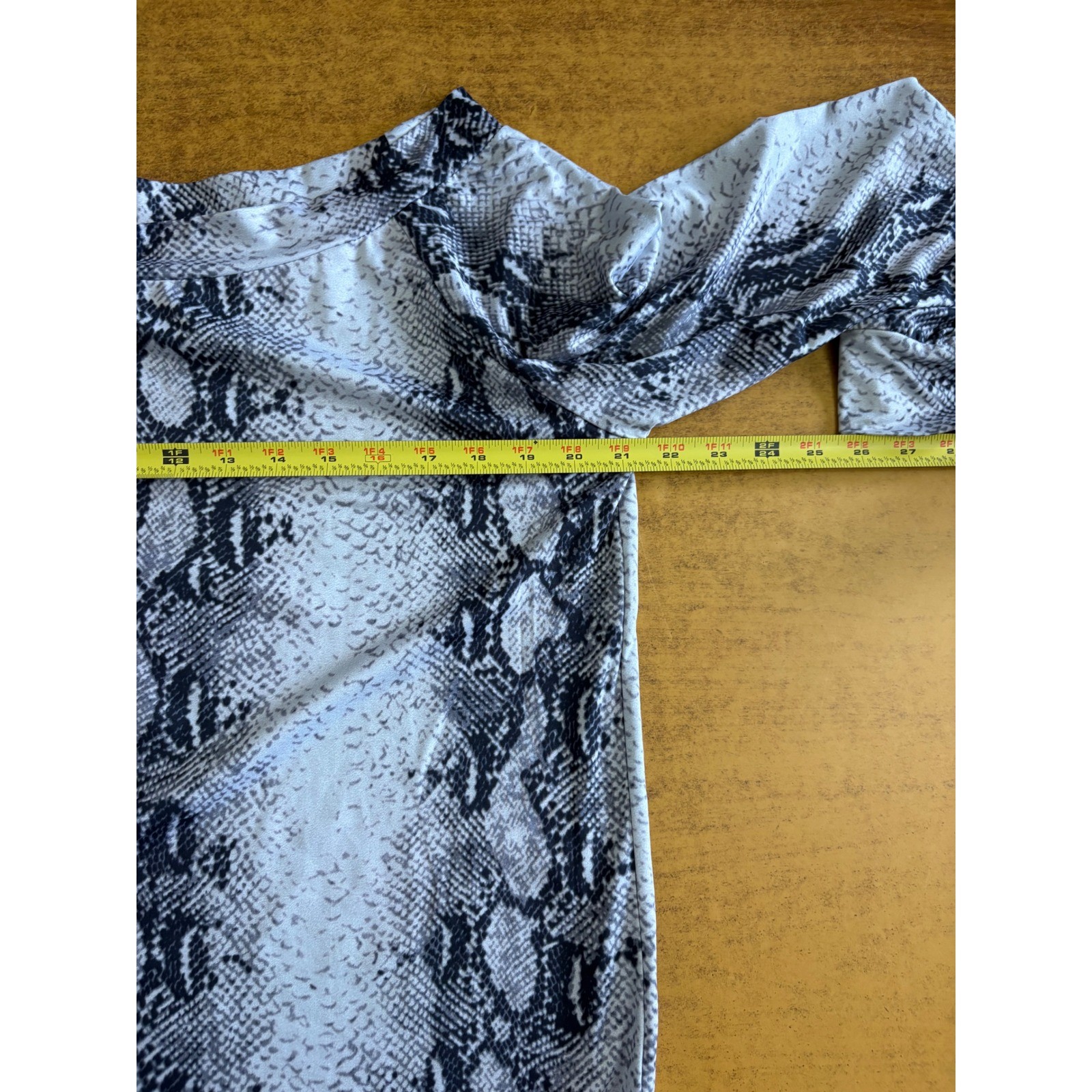 Womens Snake Print Long Sleeve Tunic Top Deep V-Back Gray White Large