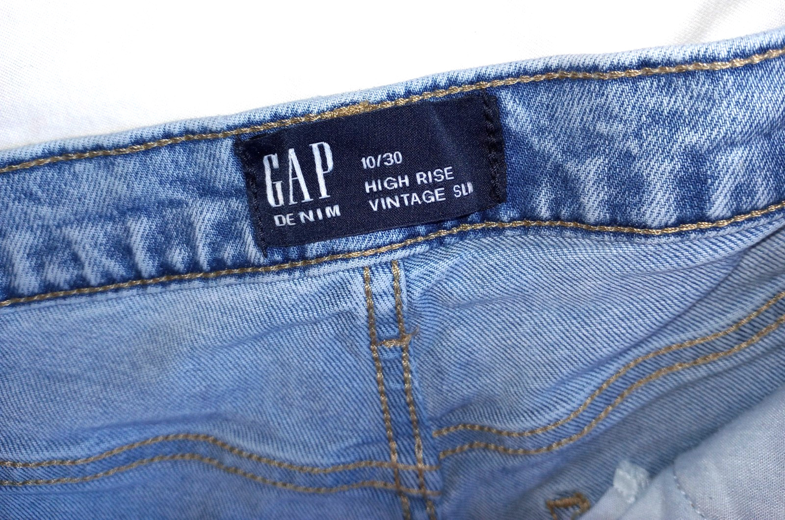 Gap Denim “Vintage” Look Jeans 5″ Ankle Slit Womens 31″ waist, 12″ rise, Lt Wash