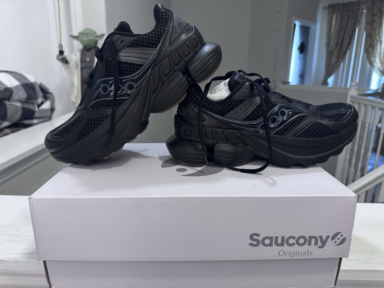 Saucony Grid NXT S70797-3 Triple Black Shoes Men’s 6, Women’s 7.5