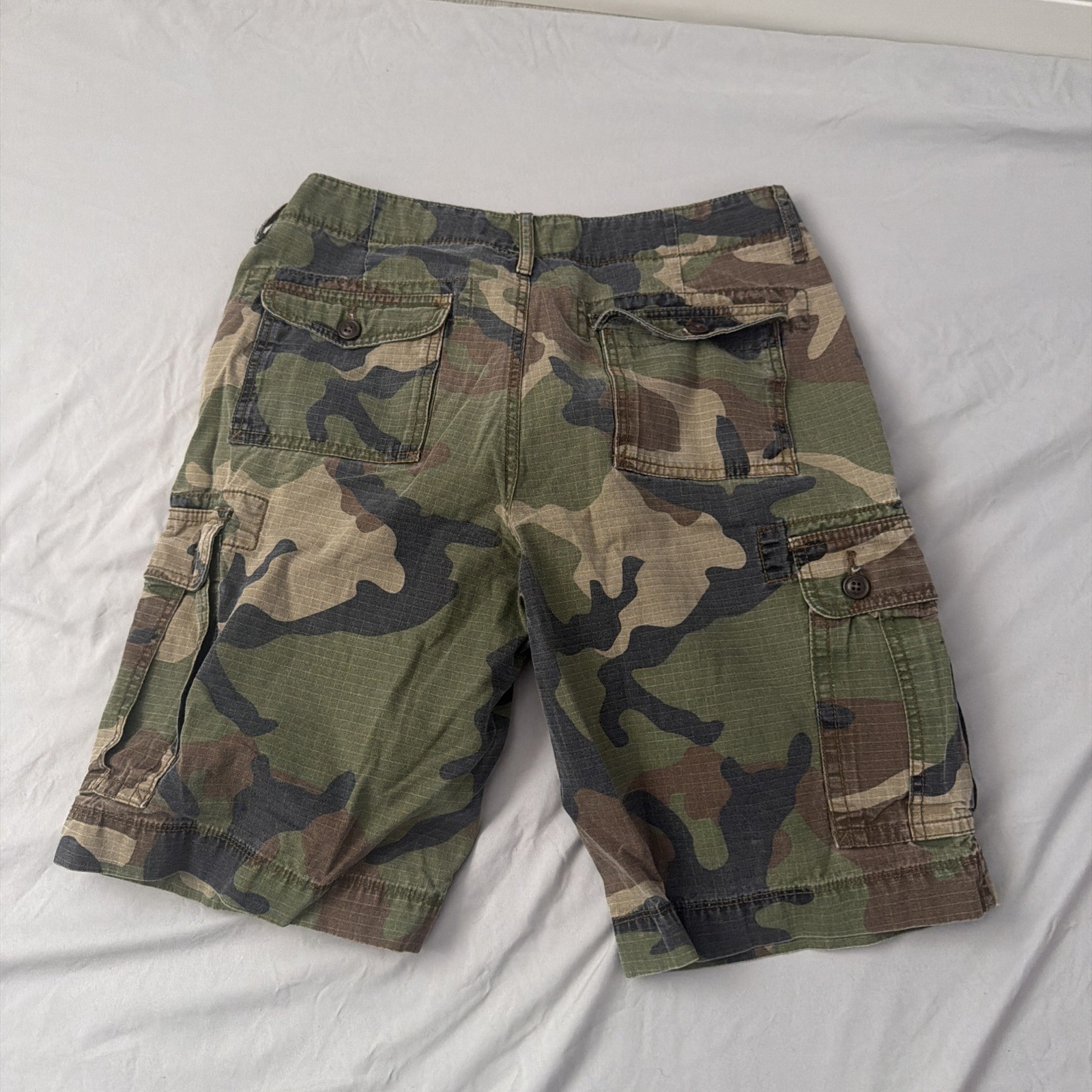 ARIZONA JEANS CO CAMO CARGO SHORTS ( MENS 36 ) PREOWNED