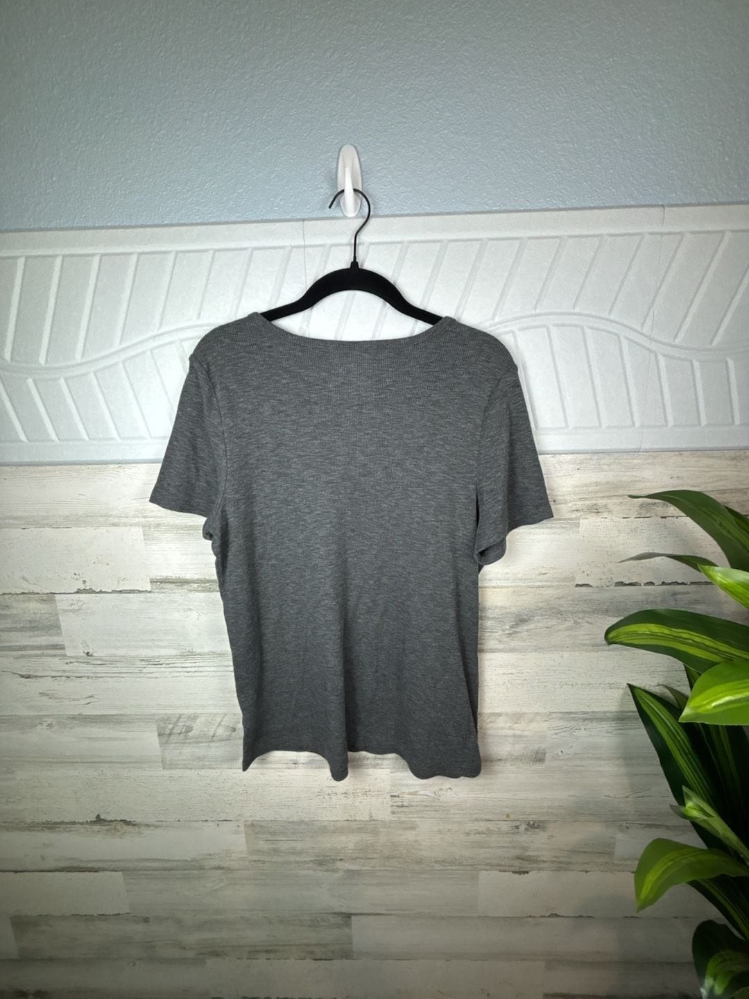 Maurices 24/7 Gray Heathered Short Sleeve Ribbed Scoop Neck Tee