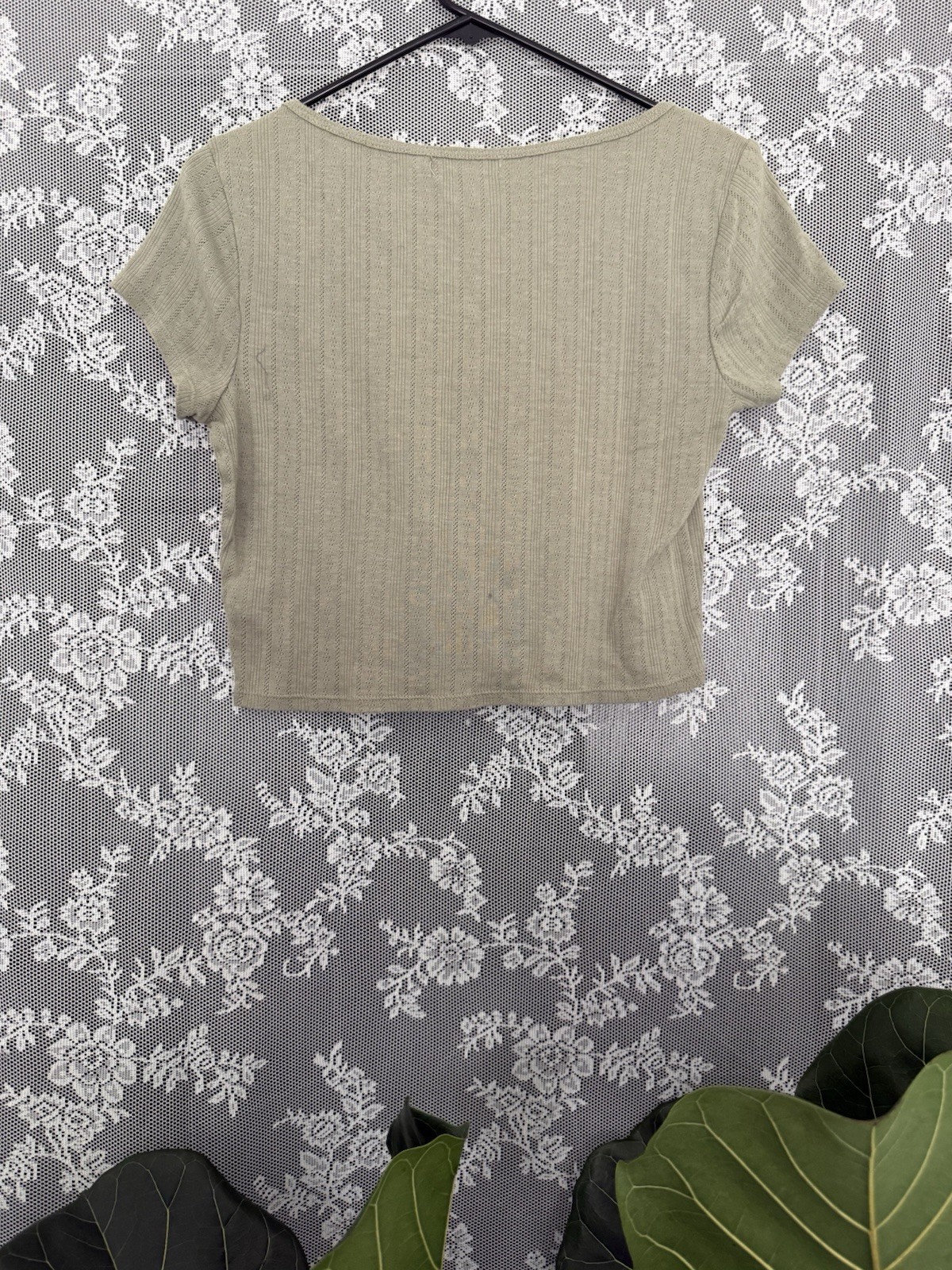 Arizona Jean Co Green Solid Ribbed Knit Button-Front V-Neck Crop Tee Women’s L