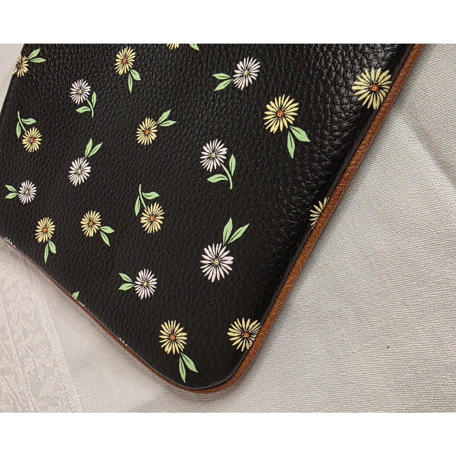 Thirty-One Pebbled & Floral Small Toiletry Bag. 100% Polyurethane 9.5″ x 6.5″