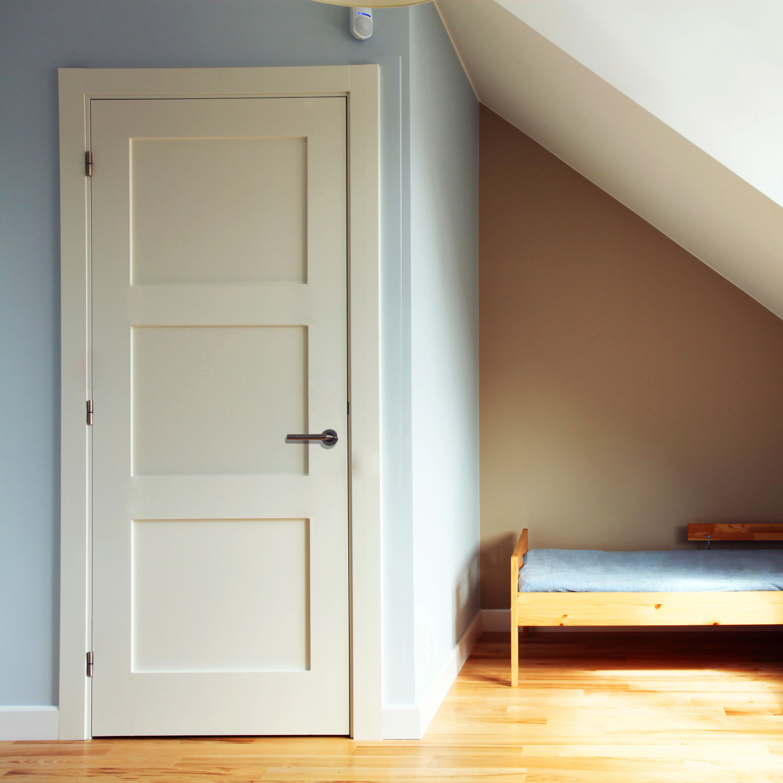 CODEL Doors Shaker Interior Doors 36-in x 80-in White 3-panel Smooth Solid|27463