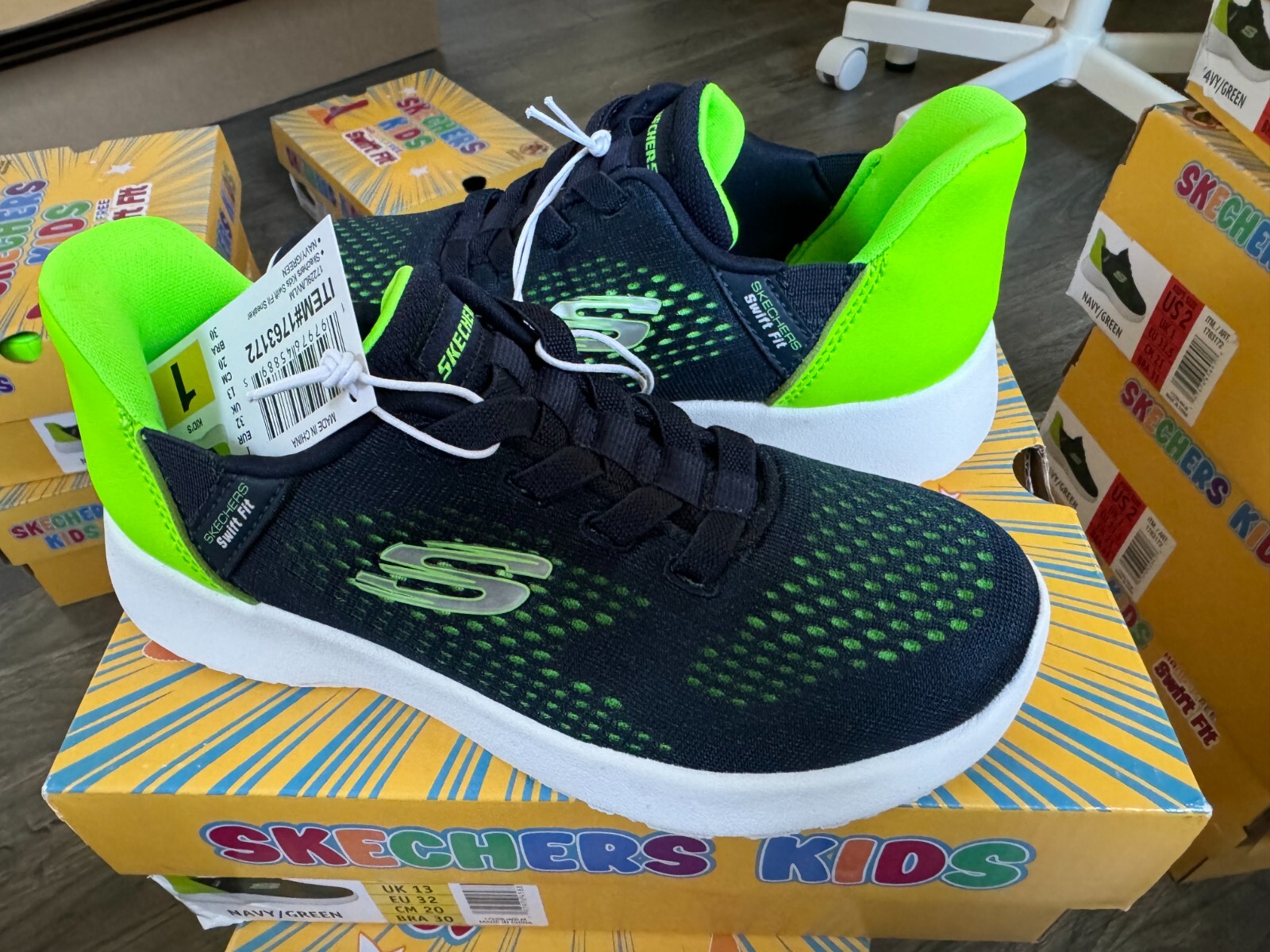 New With Box!Skechers Kids Hands Free Swift Fit Sneaker Shoes, Black/Navy