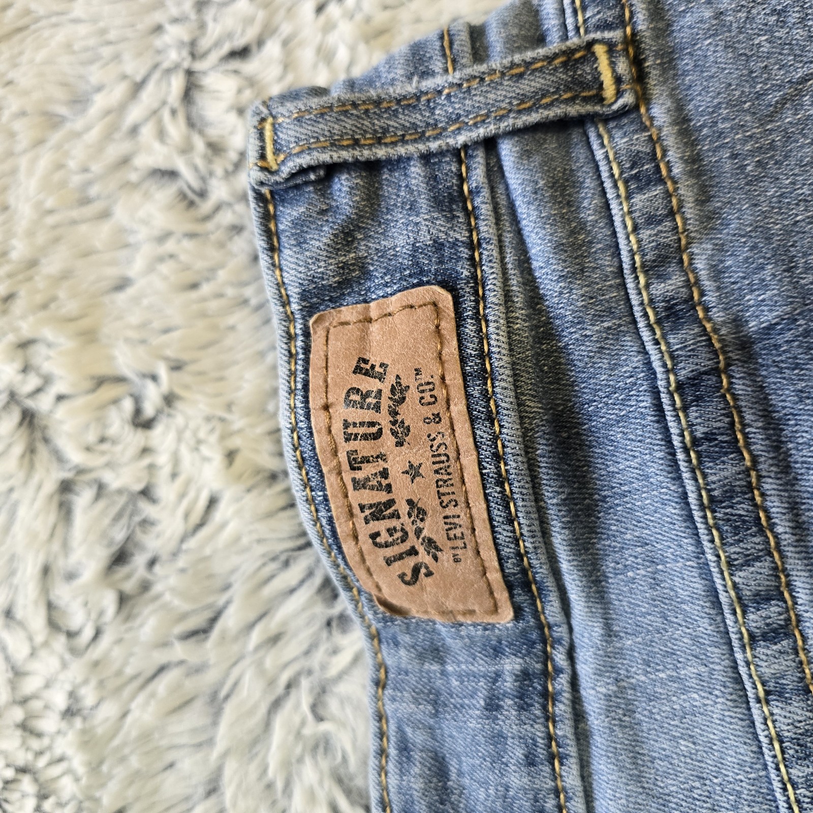 Signature by Levi Strauss Women’s Modern Cut Off Light Wash Shorts 14 32″ 4″