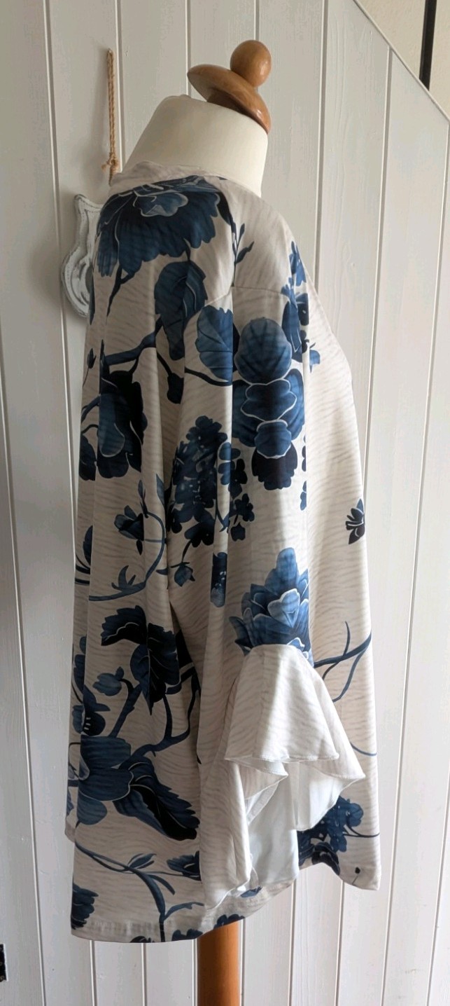 SIZE 22 / 24 BLUE / GREY FLORAL RUFFLE 3/4 SLEEVE TUNIC TOP