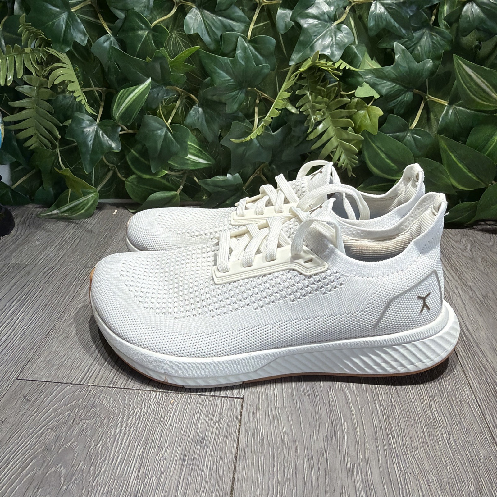 Flux Adapt Run White Gum Men 6.5 Women 8 Running Athletic Walking Knit Shoes