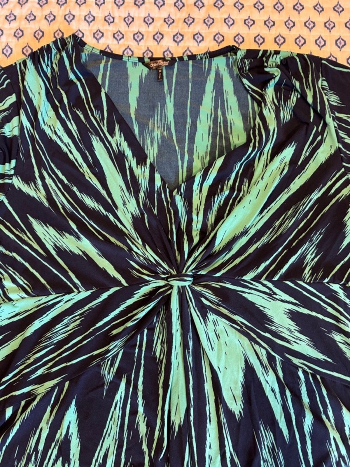 Daisy Fuentes Women’s Twisted Front Short Sleeve Top in Teal and Navy 2X