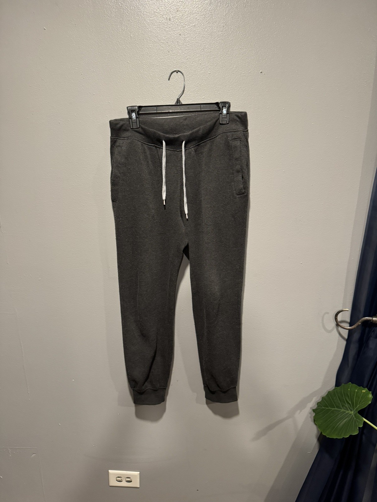 2 Pairs of Men’s Black & Dark Gray Sweatpants Joggers Lot (Hurley & SP Active)