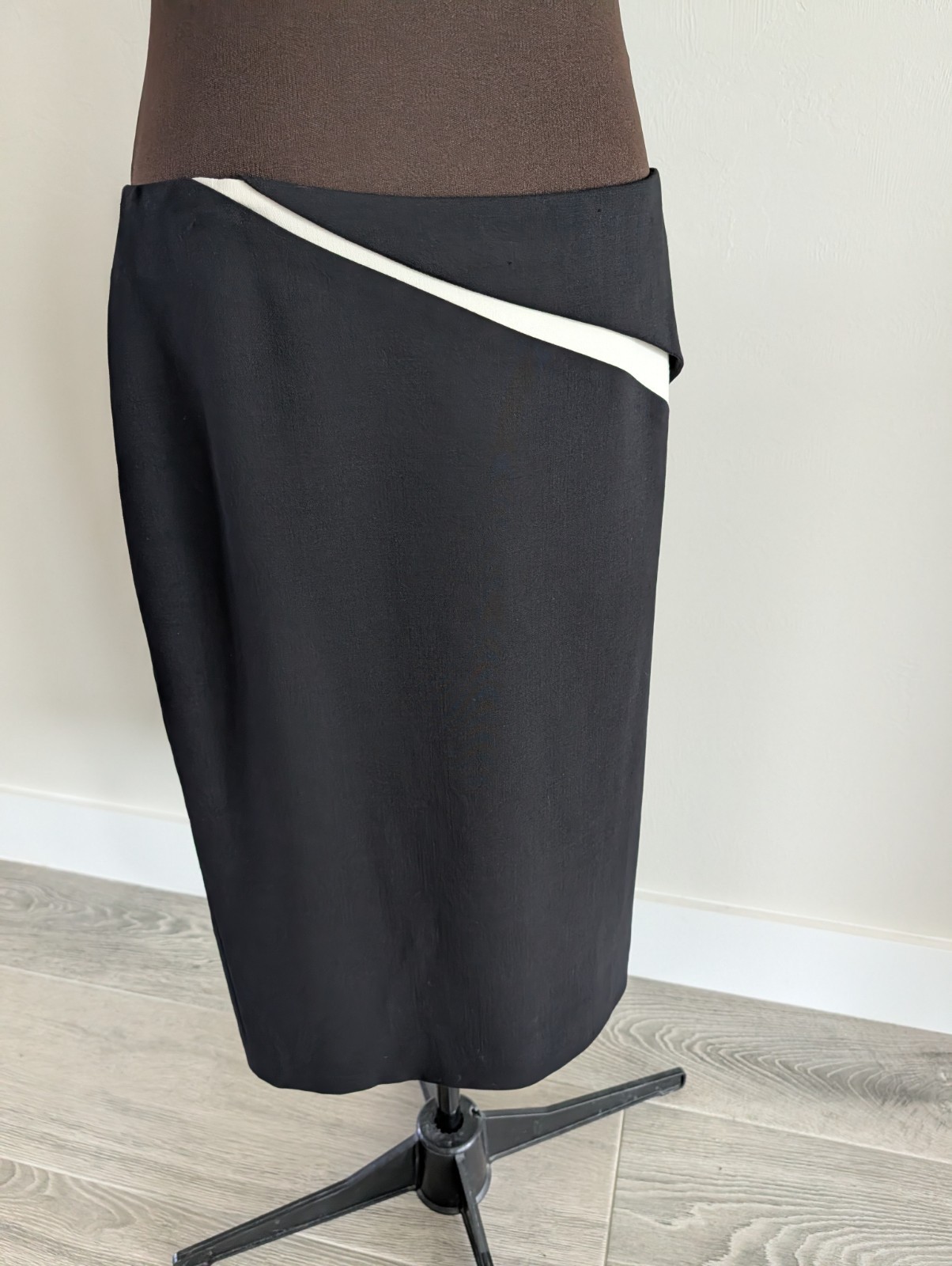 $650 Escada wool black and white straight midi skirt 40 10 L