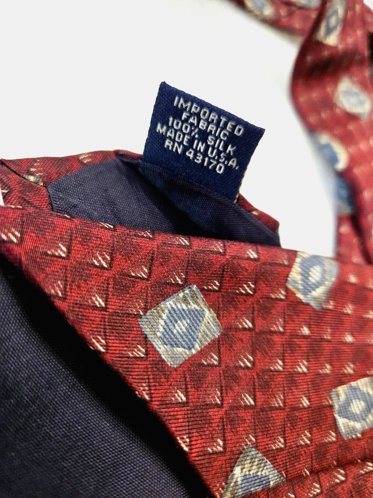 Classic Geoffrey Beene Men’s Burgundy & Dark Gray Necktie, 100% Silk, Excellent.