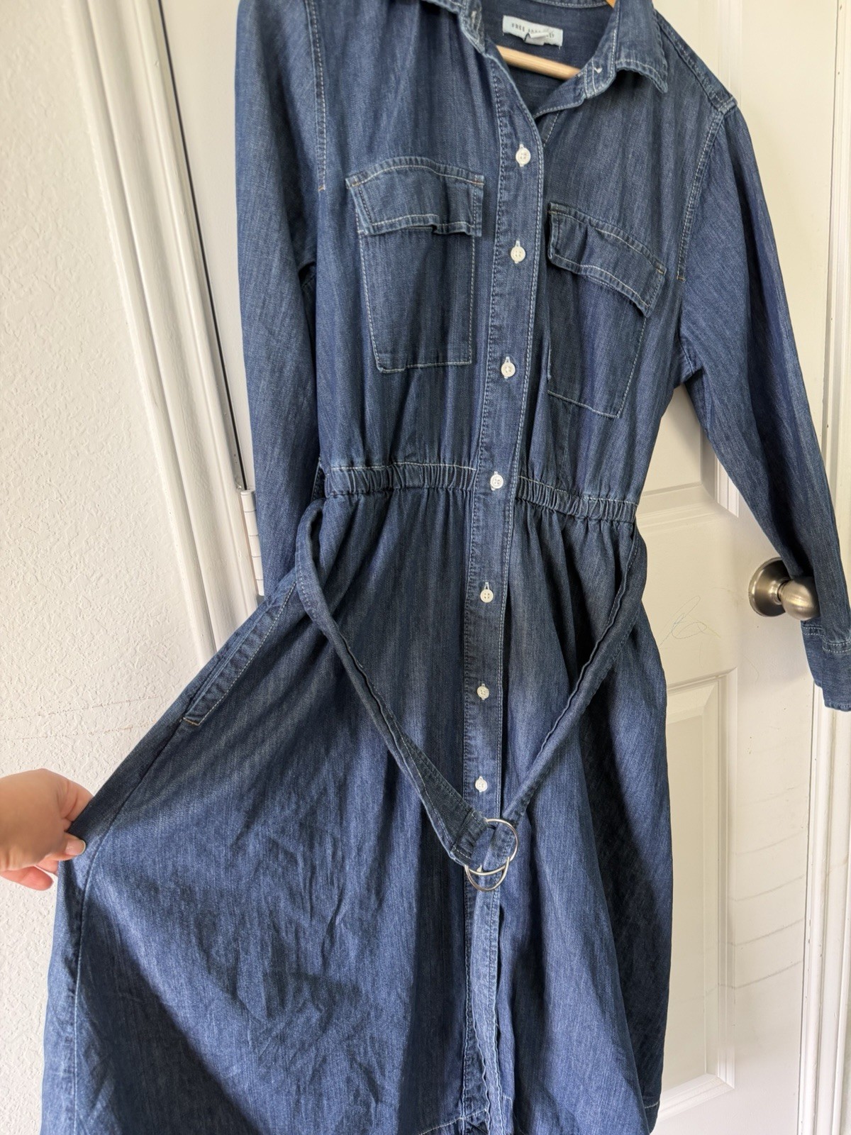 Free Assembly Women’s large