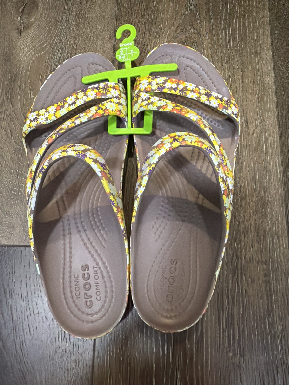 WOMEN’S CROCS KADEE II TRUFFLE/RETRO FLORAL Z STRAP SANDALS 9 NWT (400)