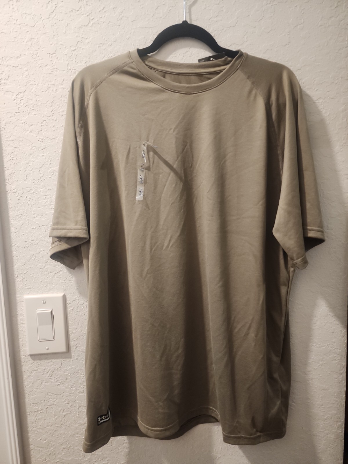 UNDERARMOUR SHIRT XL TAN