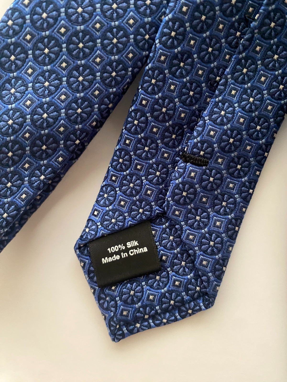 SAKS FIFTH AVENUE SILK TIE 58X3.”1/8.NEW.