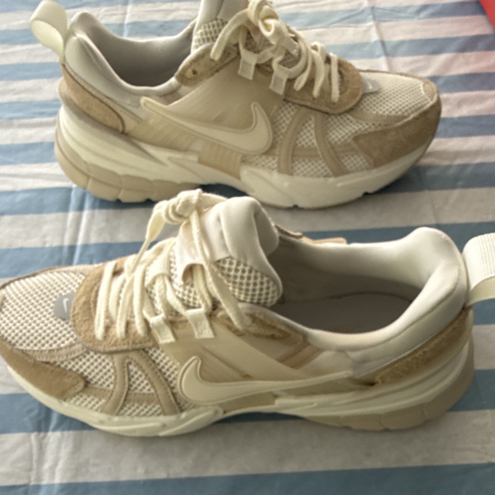 Nike V2K Run Sail Sanddrift Women’s Size 10 / Men’s Size 8.5 HV3917-133 New
