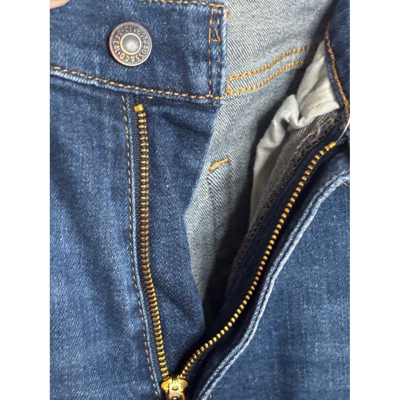EUC Levi’s 505 Men’s Classic Straight Leg Jeans in Deep Blue Wash size 32×34
