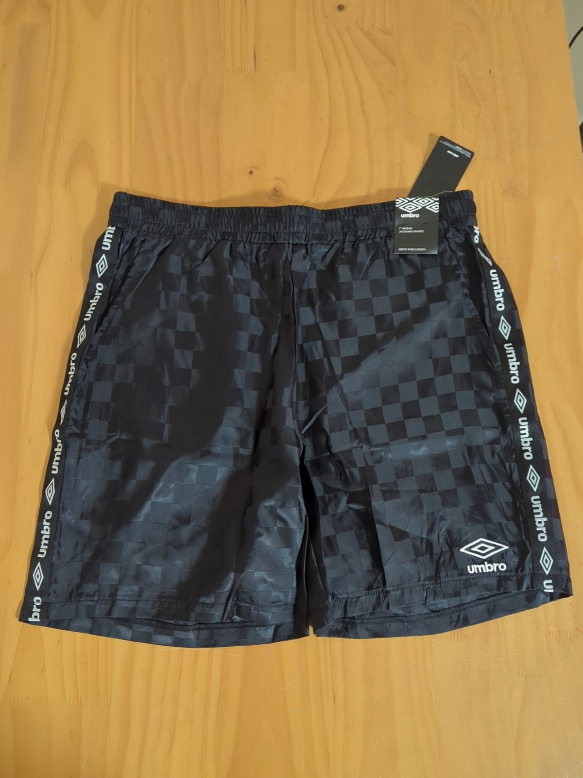 Umbro Jacquard 7″ Inseam Checkered Shorts w. Stripe Rare Men’s Large L New NWT