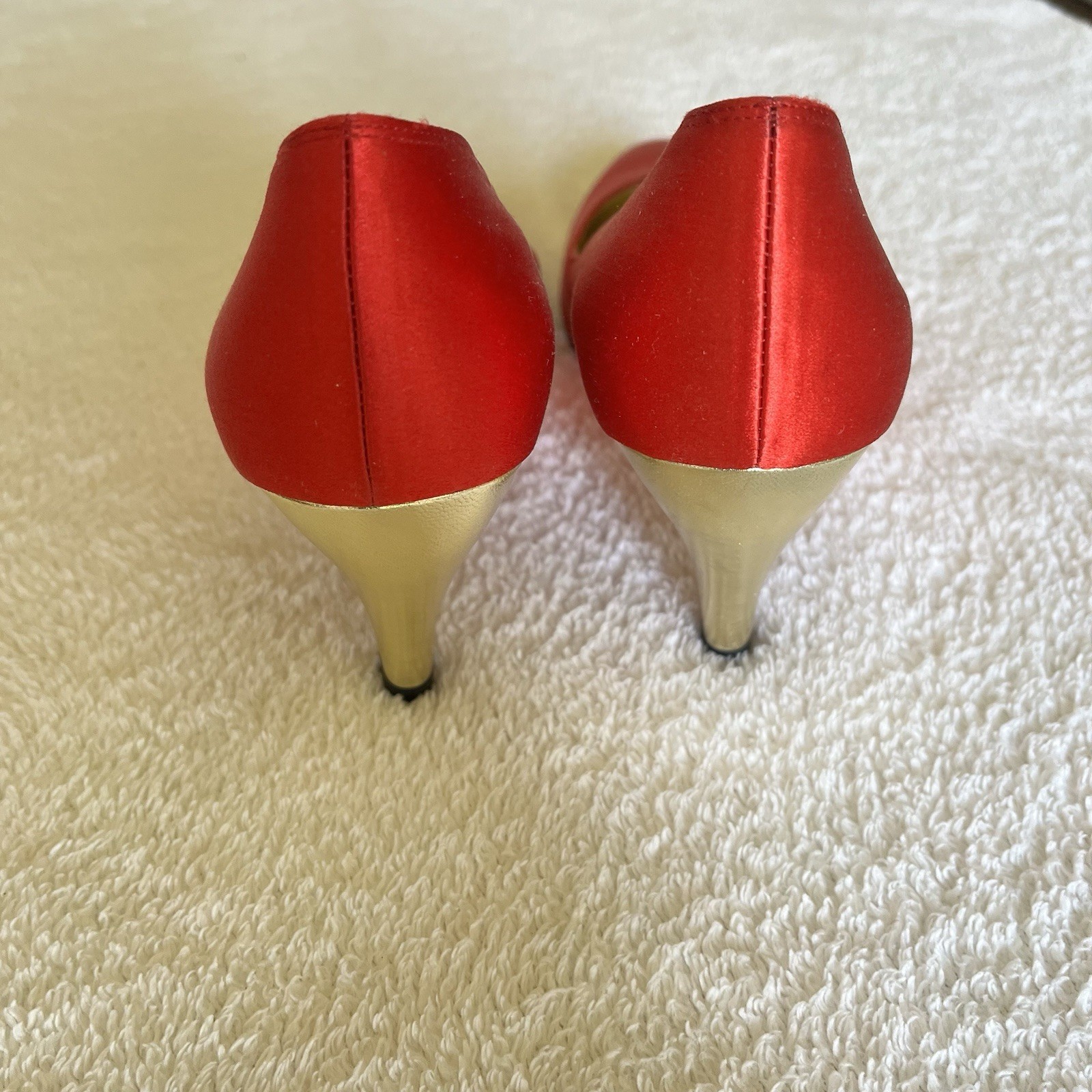 Vintage Salvatore Ferragamo Loredana Red Satin Pumps Gold Size 7B Italy