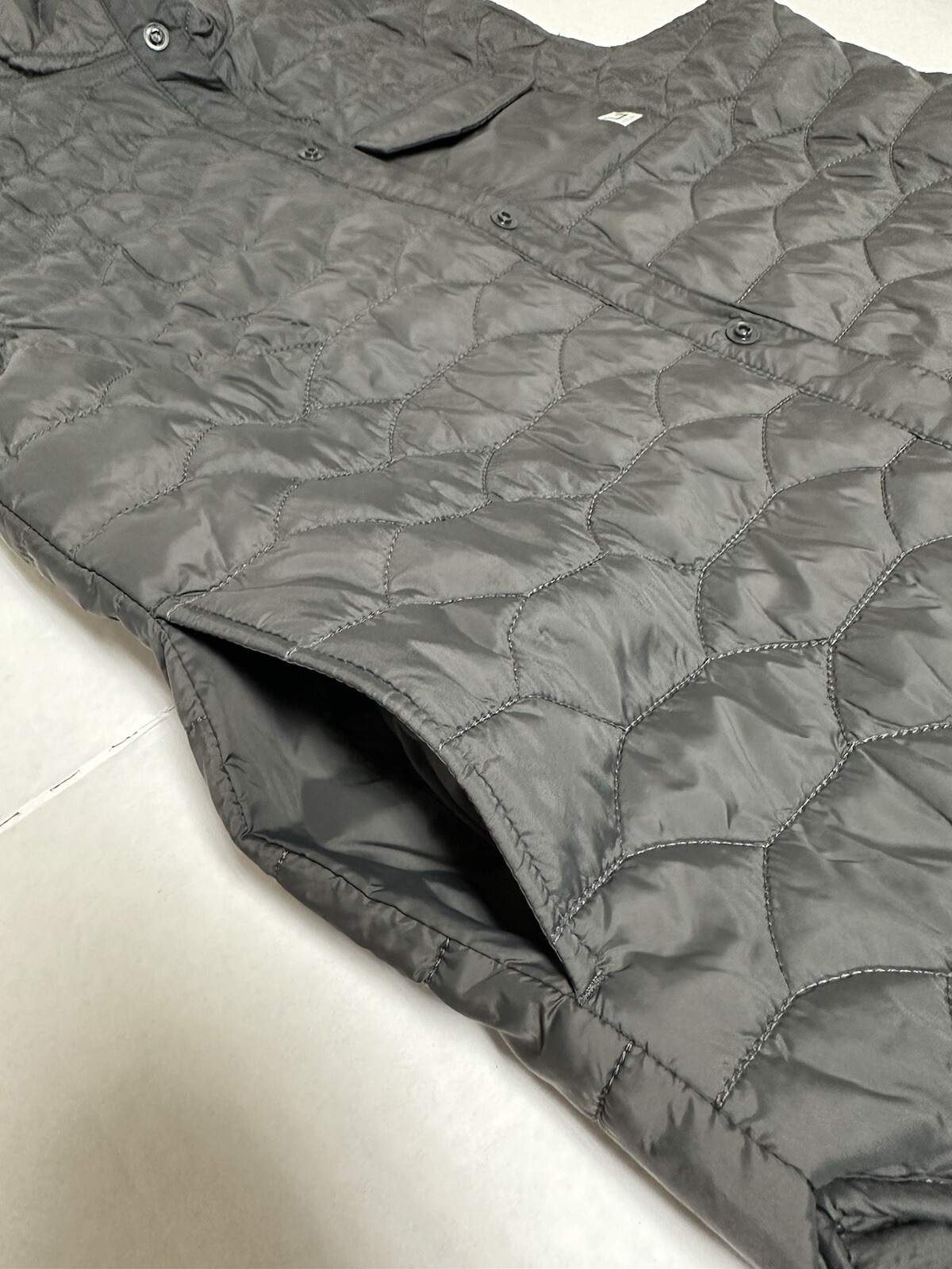 Huk Tarpon Quilt Scale Vest Volcanic Ash Men’s Small MSRP $90 New With Tags