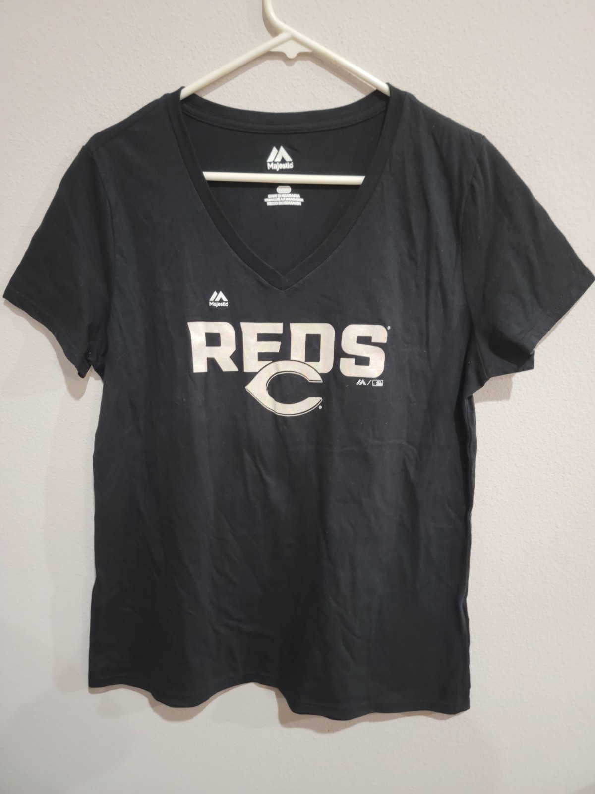 Cincinnati Reds women’s black V-Neck Short Sleeve shirt Majestic Sz. L NWOT