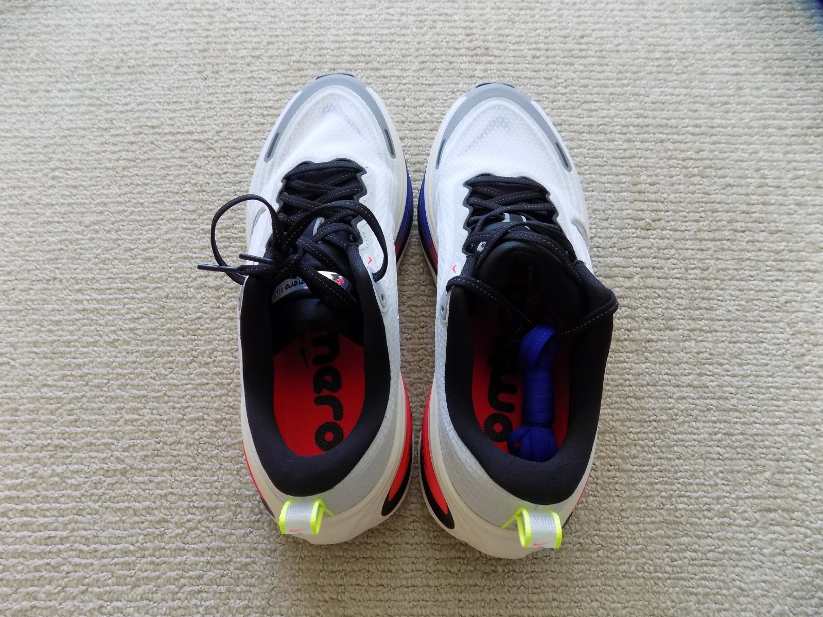 NEW MENS 9 9.5 10 NIKE VOMERO PLUS ROAD RUNNING SHOES WHITE BLACK BLUE IR2984