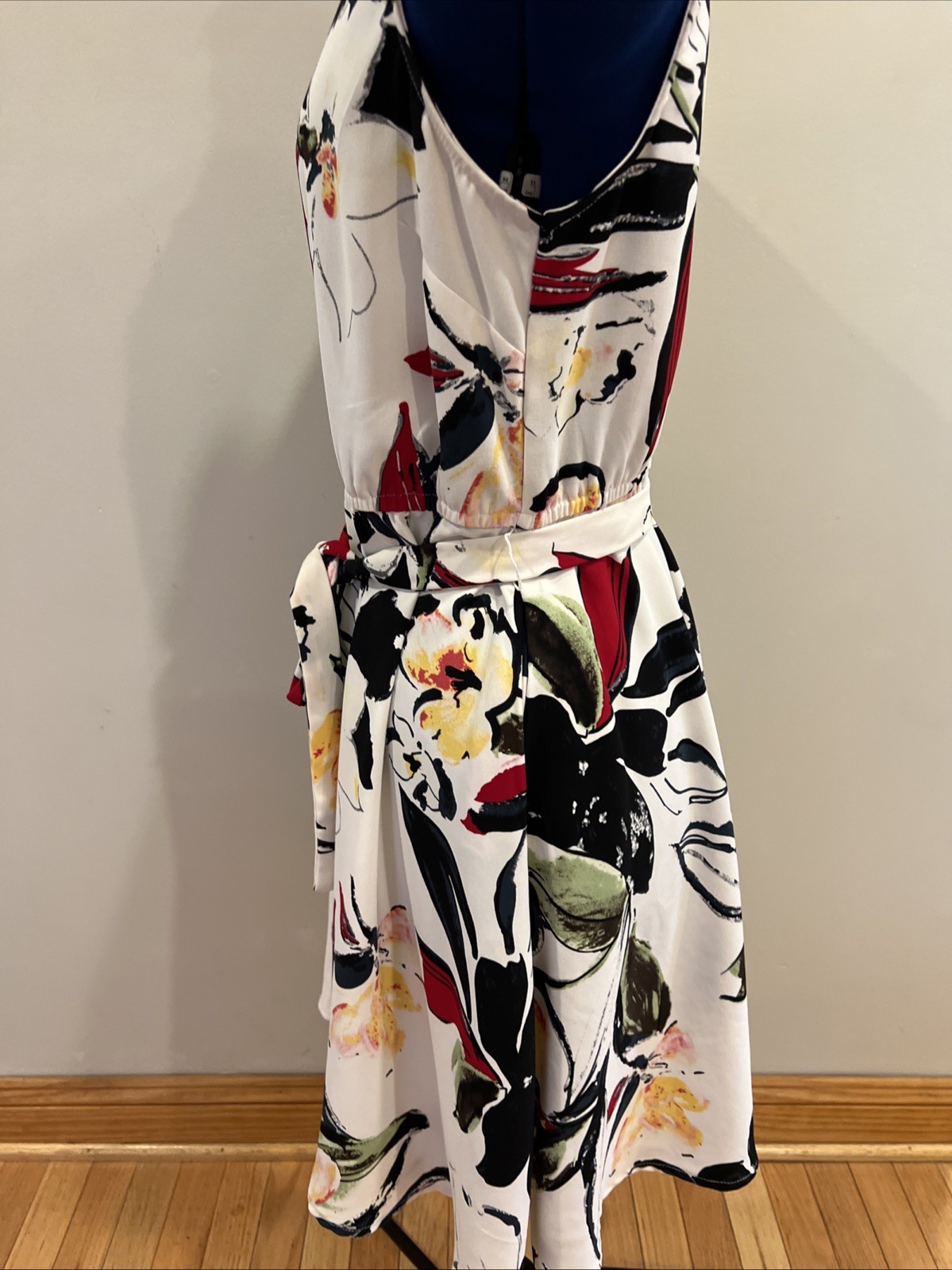 Signature Collection dress white fabric with a bold floral pattern Size medium