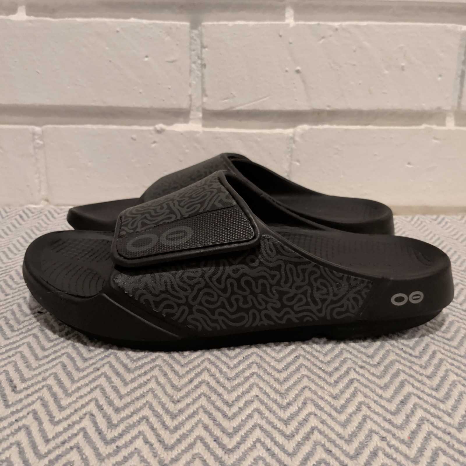 OOFOS OOAHH Sport Flex Limited Unisex Slides Size M 7 / W 9 Black Labyrinth
