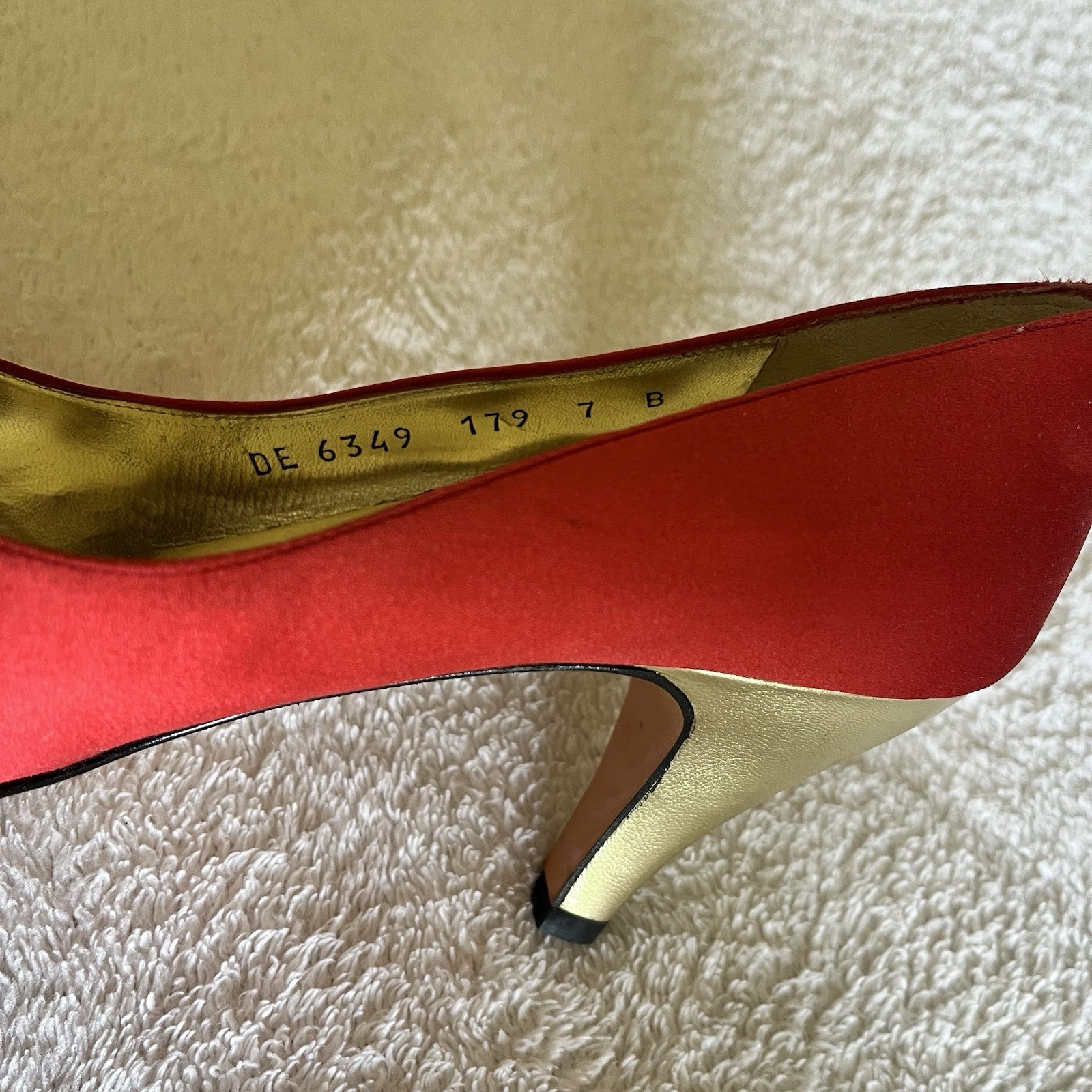 Vintage Salvatore Ferragamo Loredana Red Satin Pumps Gold Size 7B Italy