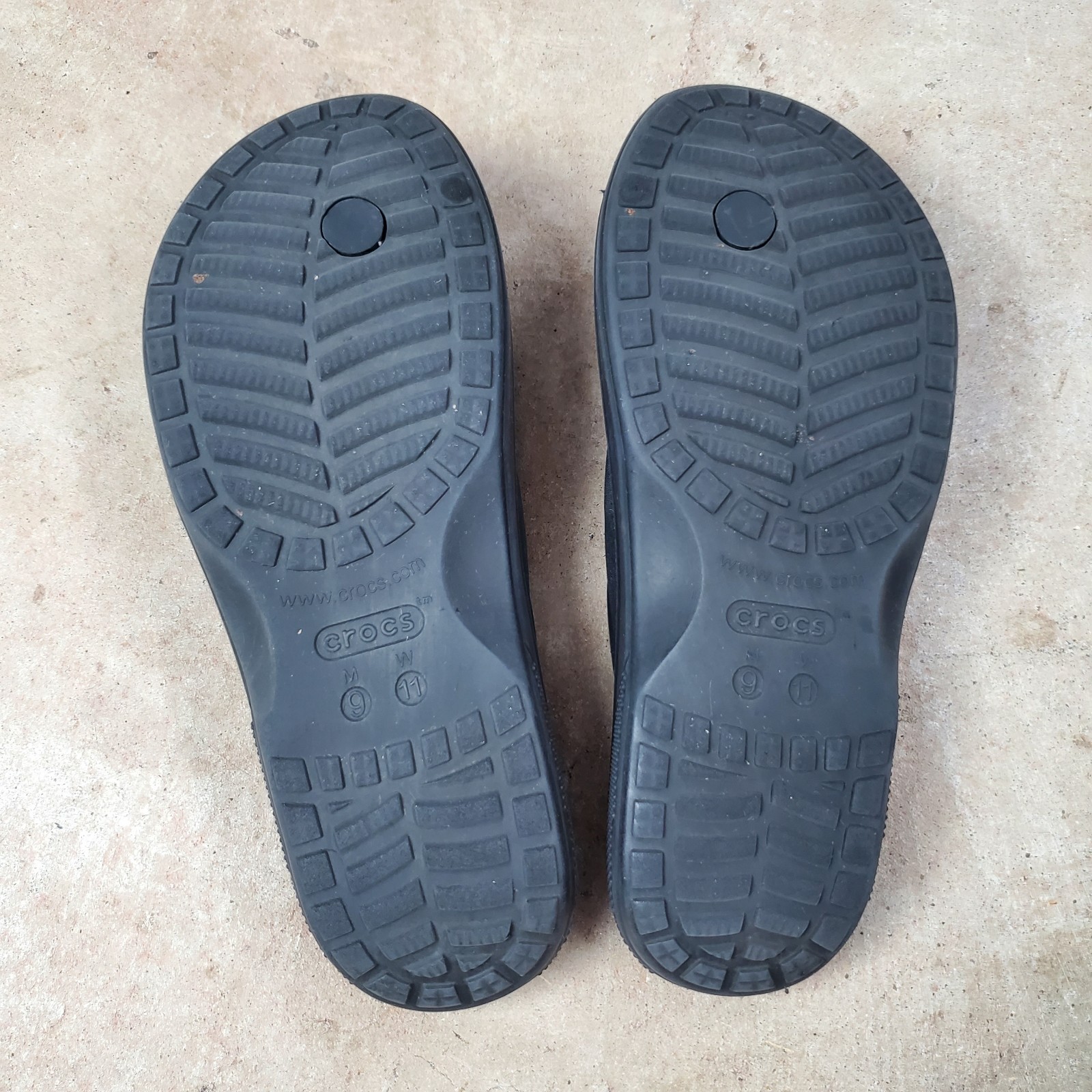 Crocs Baya II Flip Flops Men’s 9 Women’s 11 Black Sandals Slip On 208192