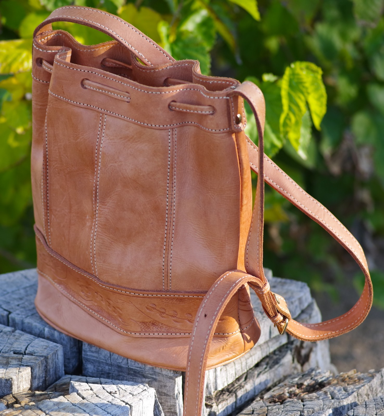 VINTAGE Genuine Leather Hand Tooled Shoulder Bucket Bag Paraguay WONDERFUL BAG!