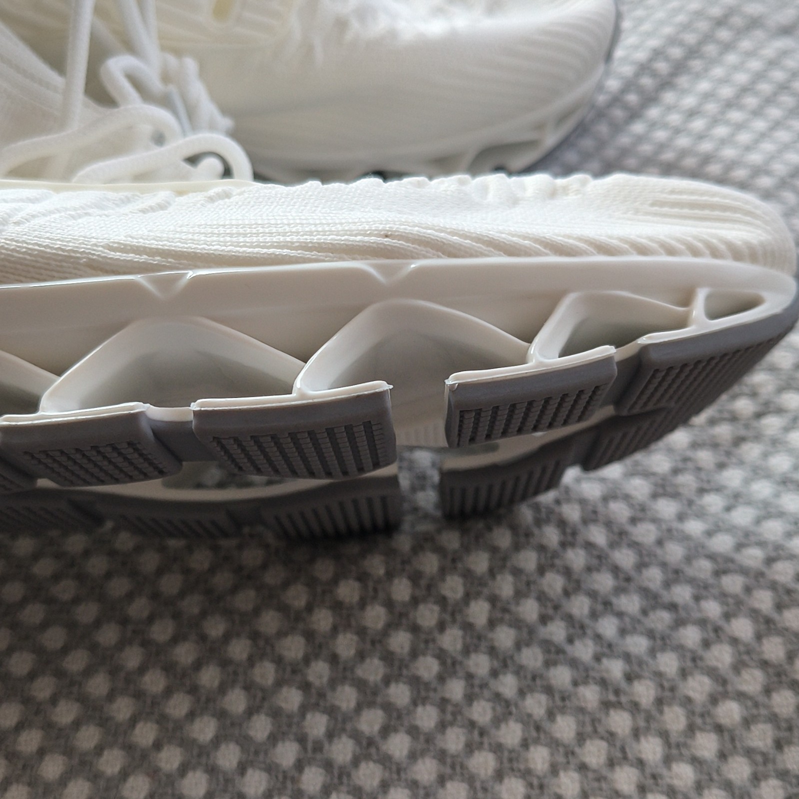 White Low Top Athletic Sneakers Style K1832 Size 11.5