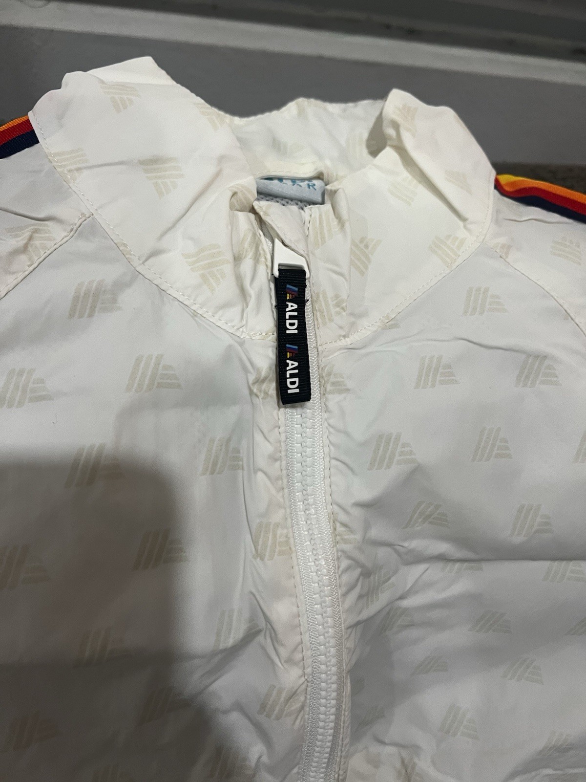 ALDI White Windbreaker Jacket Full Zip Stand-Up Collar Logo Accents Unisex S