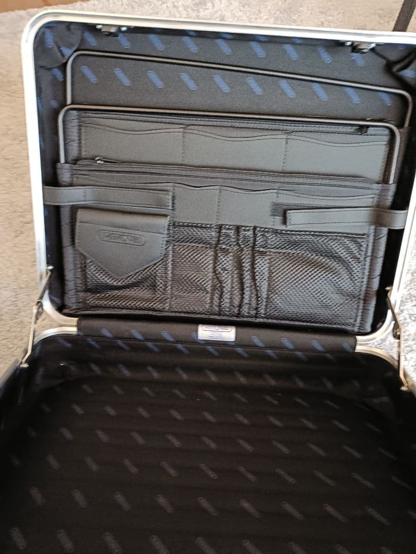 First come, first served! Rare 2013 model RIMOWA attaché case, aluminum silver.