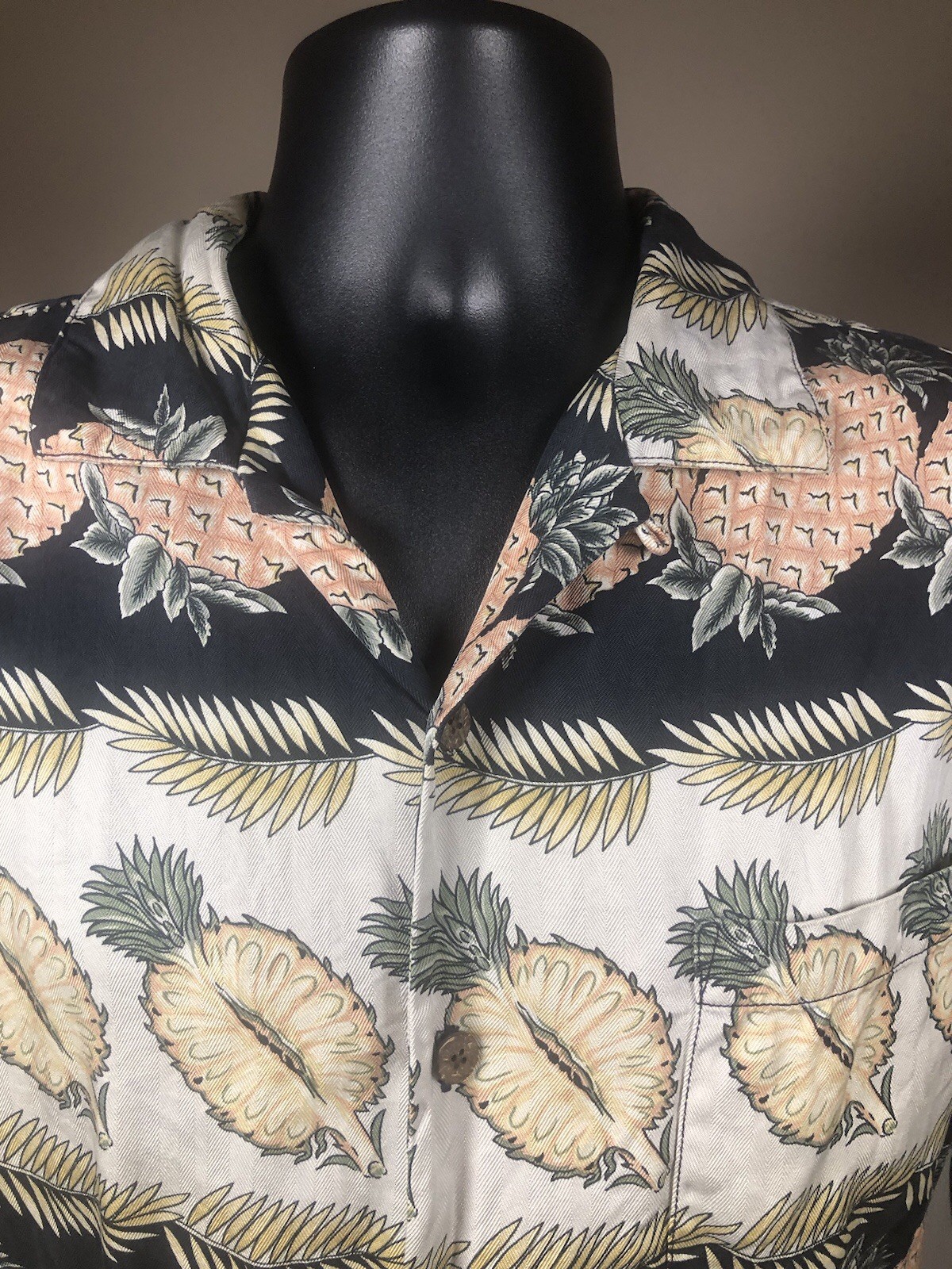 Tommy Bahama Mens M Shirt Silk Pineapple Hawaiian Casual Short Sleeve Black Tan