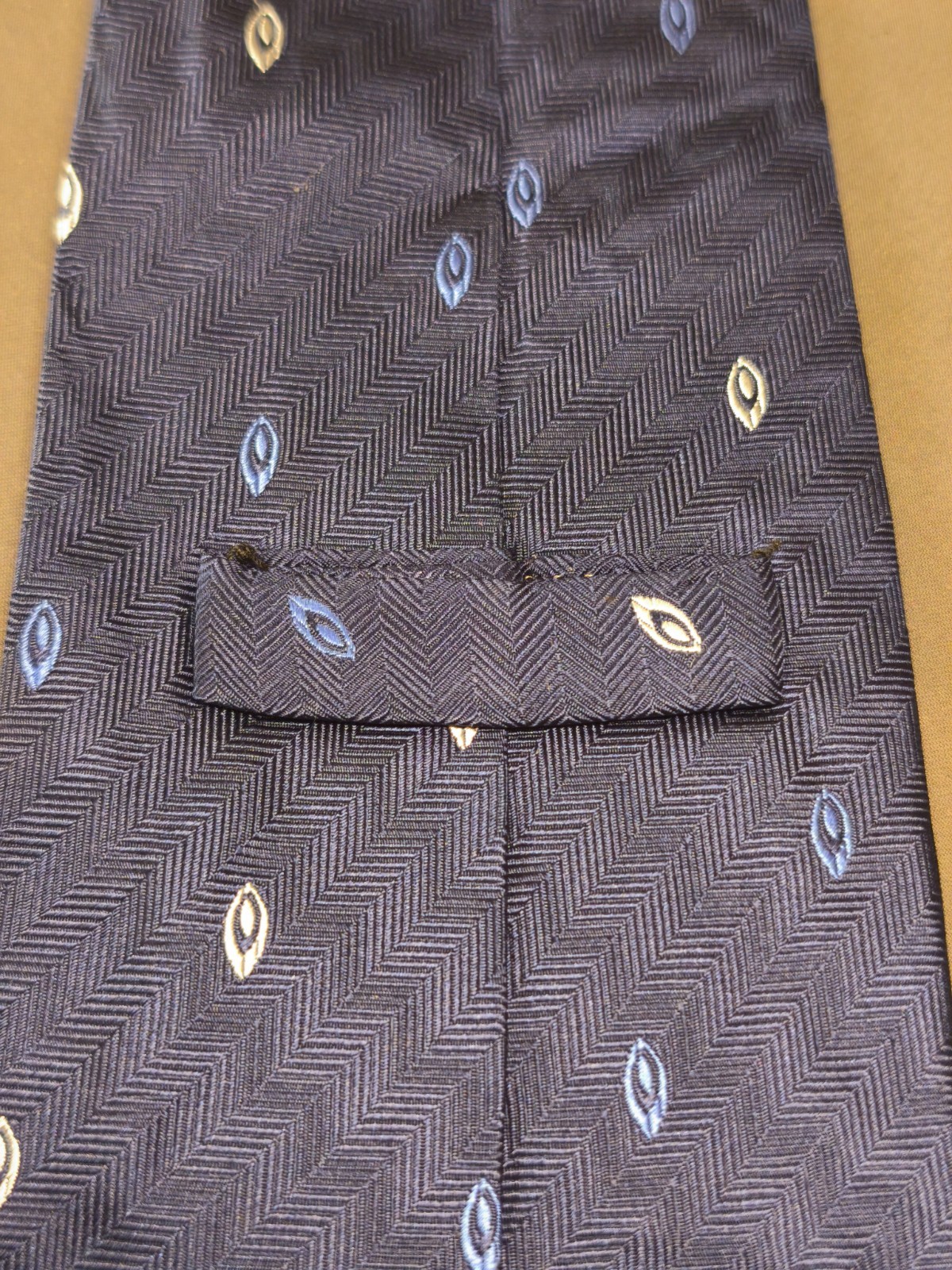 Octavian Couple – Solid Color Tailored Tie with Geometric Micro Design